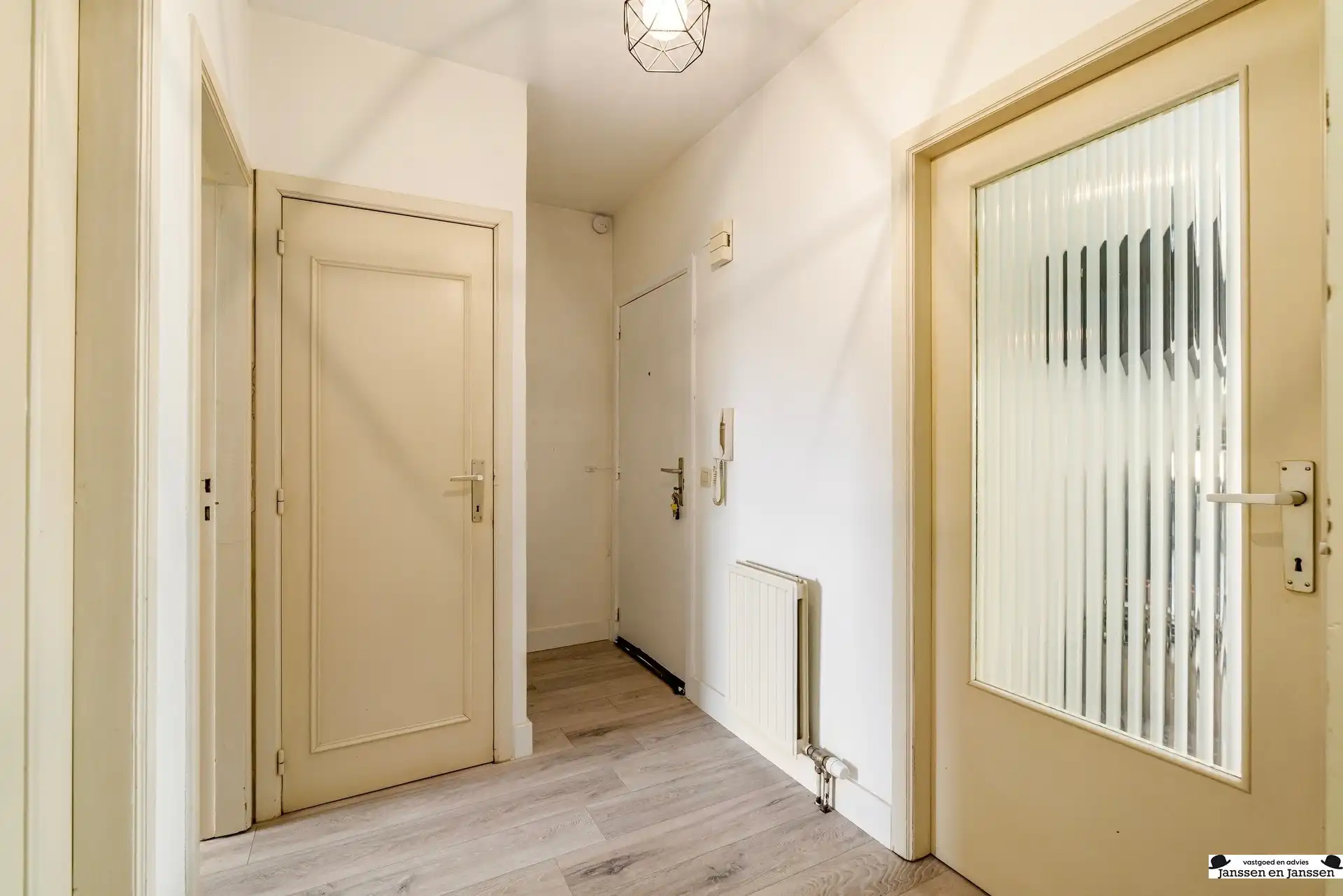 Instapklaar 2-slaapkamer appartement met terras foto 6