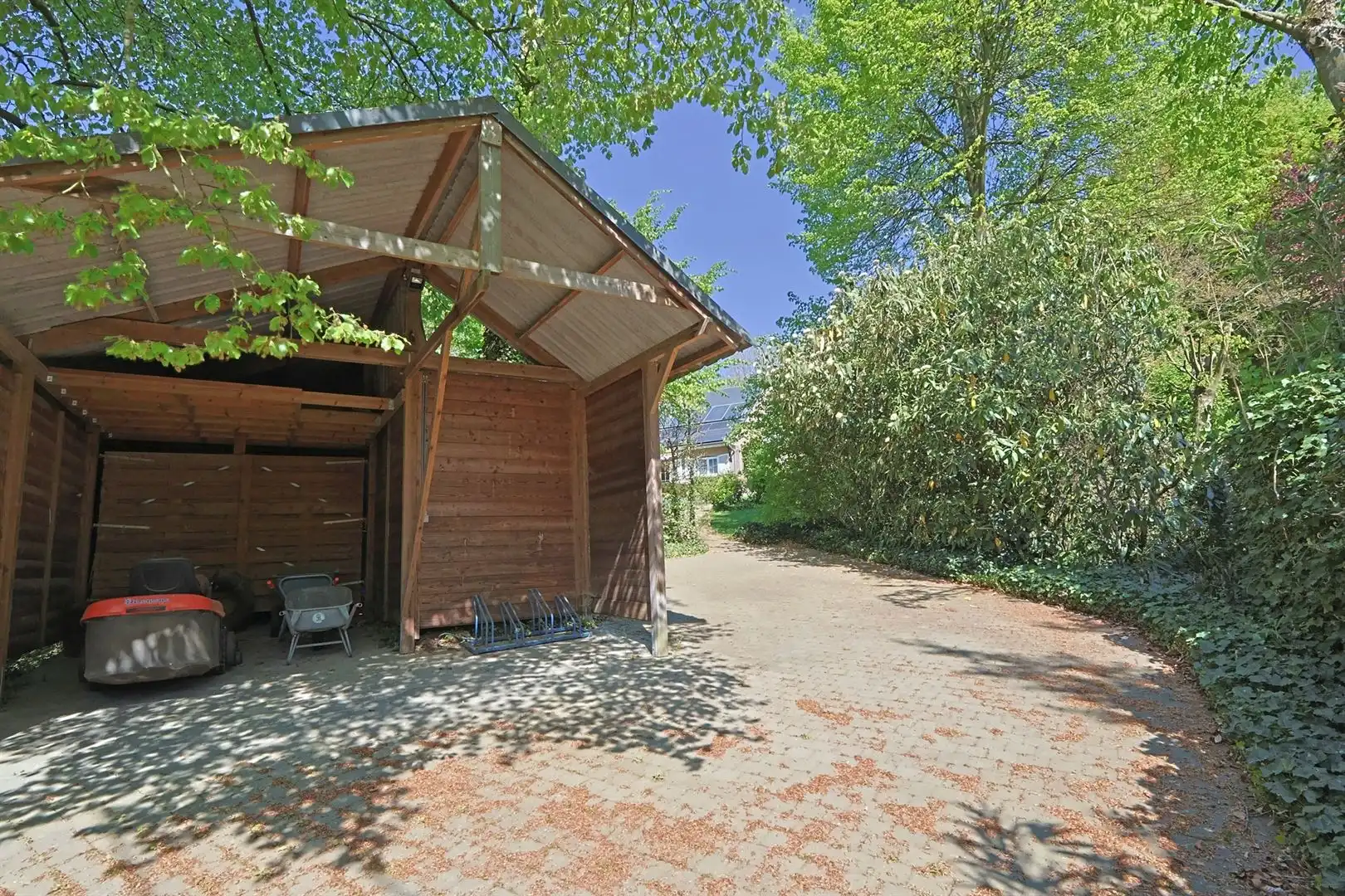 Tijdloze villa in het groen nabij de stad foto 31