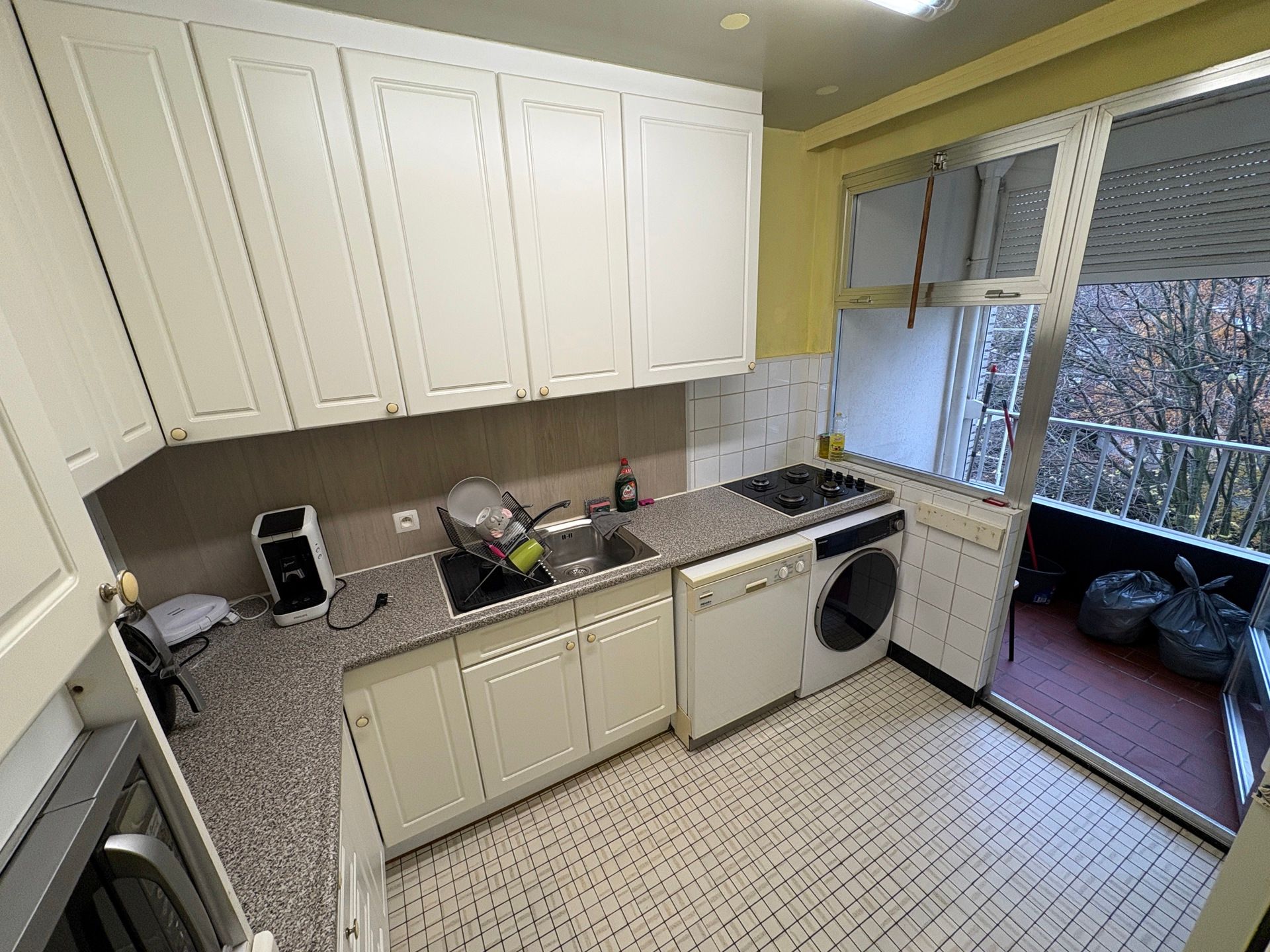 Appartement met 2 slaapkamers, terras en garagebox te huur! foto 2