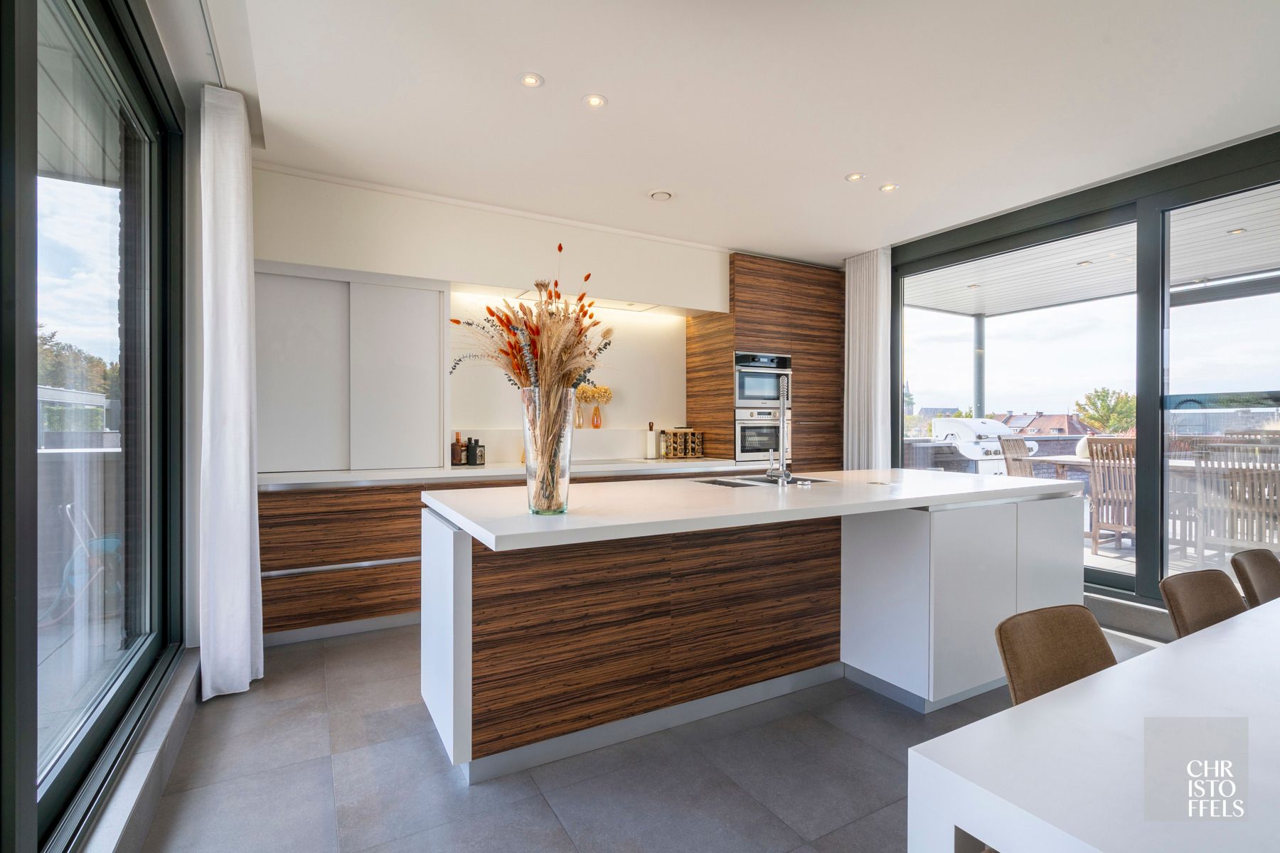 Luxe Penthouse met panoramische glaspartijen en 96m² terrassen in Parkresidentie Oud-Rekem foto 3