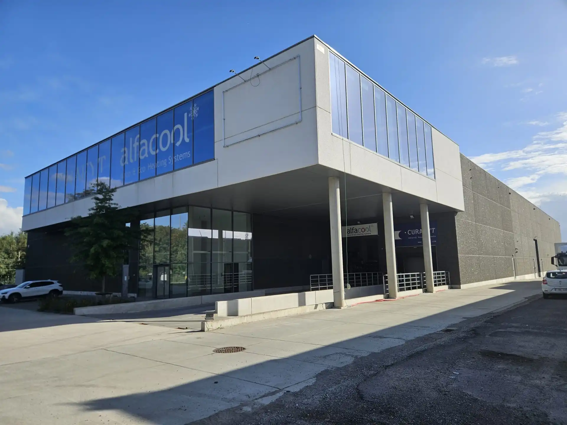 Magazijn met laad- en loskade en high end kantoren foto {{pictureIndex}}