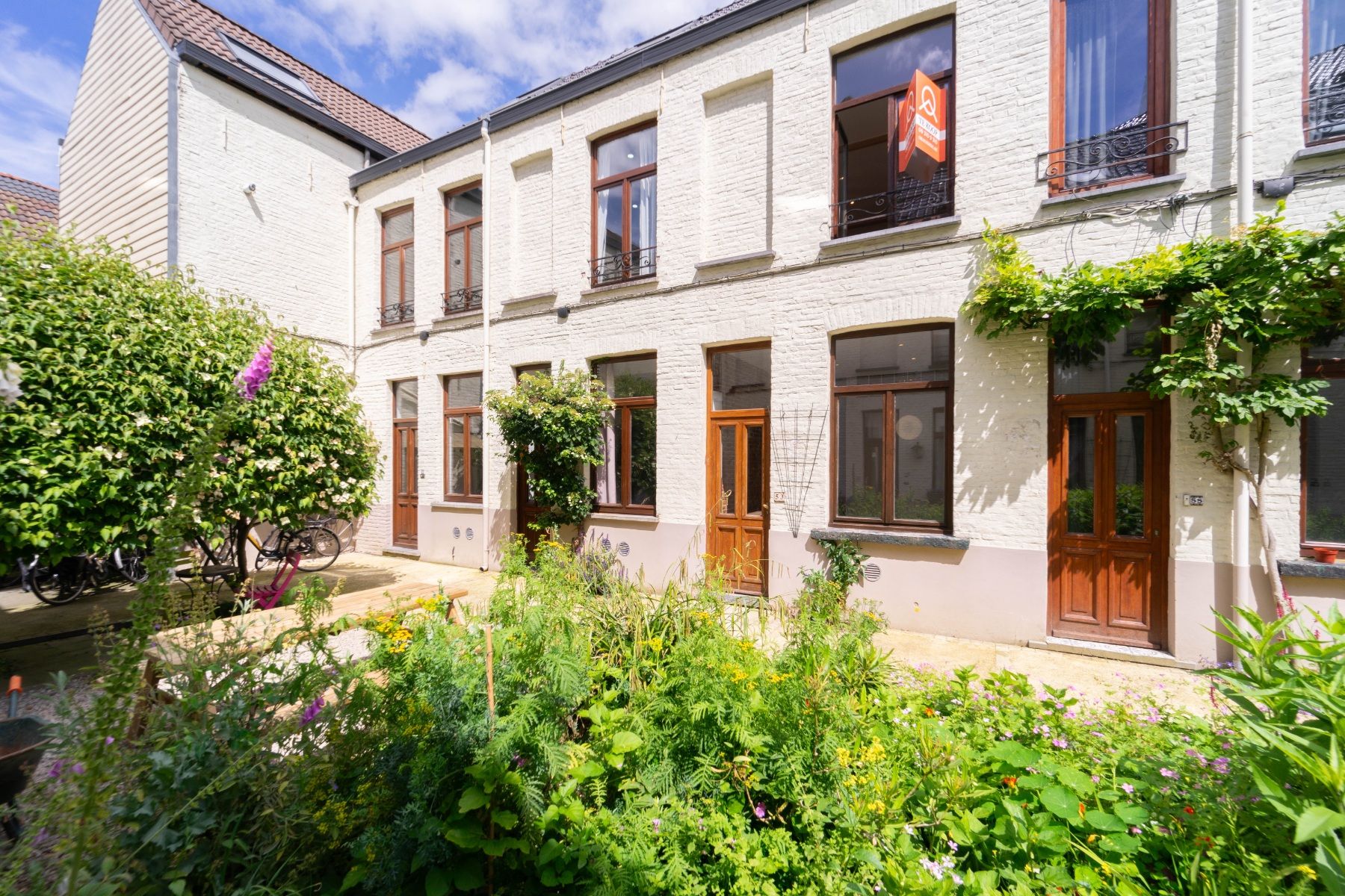 Prachtig gerenoveerde citéwoning nabij Coupure foto {{pictureIndex}}