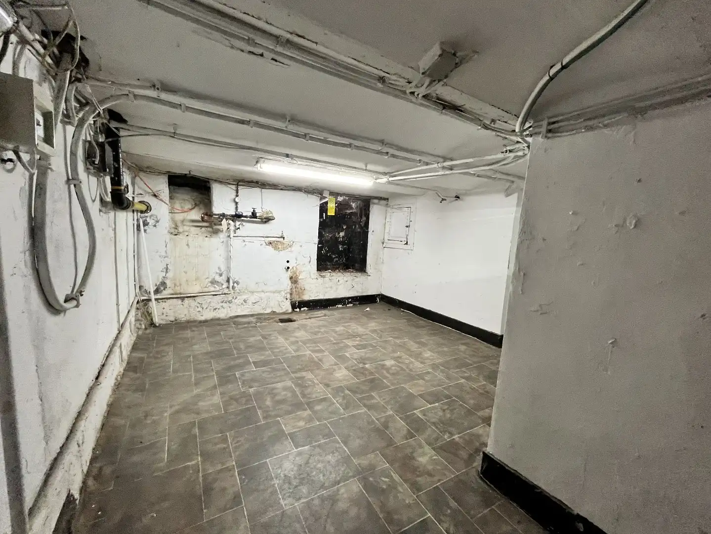 Zichtbare handelsruimte met kelder in bruisende buurt foto 9