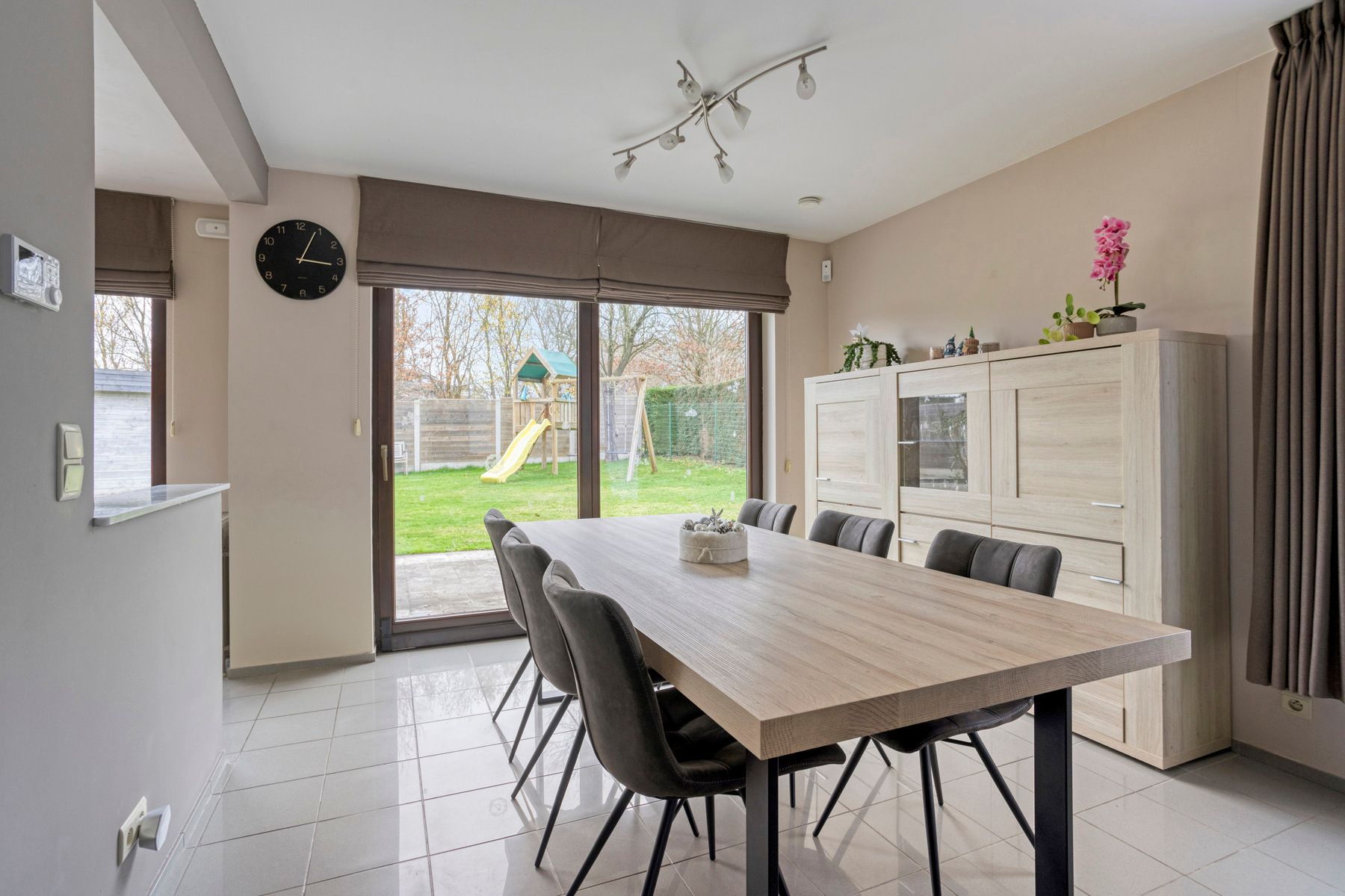 Leemans Immobiliën presenteert u deze rustig gelegen, volledig instapklare woning in het hart van Liedekerke.  foto 8