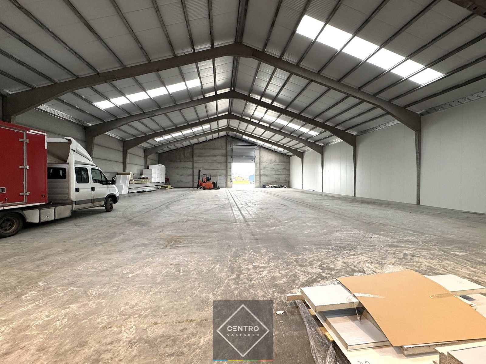 Instapklaar MAGAZIJN (1.200m²), voorzien van 2 LAADKADEN (met levellers), elektrische sectionaalpoort en verhard terrein (voor- en achterkant) op industriezone te Gistel. foto 4