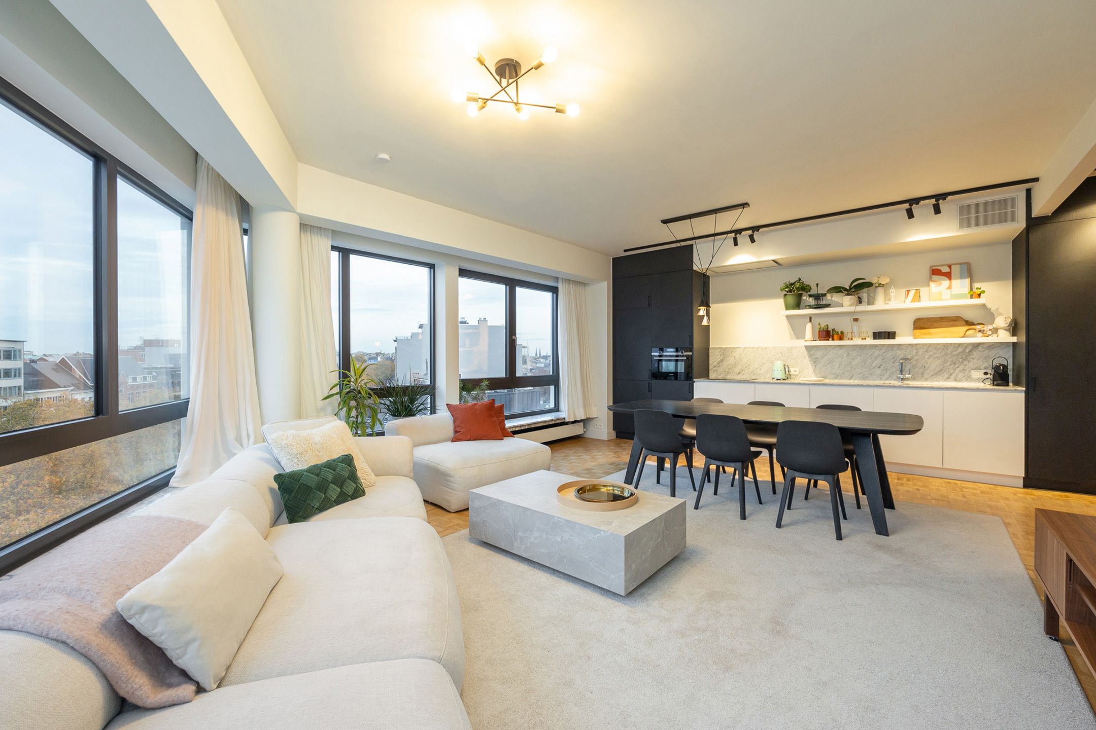 ANTWERPEN-ZUID - Ruim hoekappartement op het Zuid foto {{pictureIndex}}