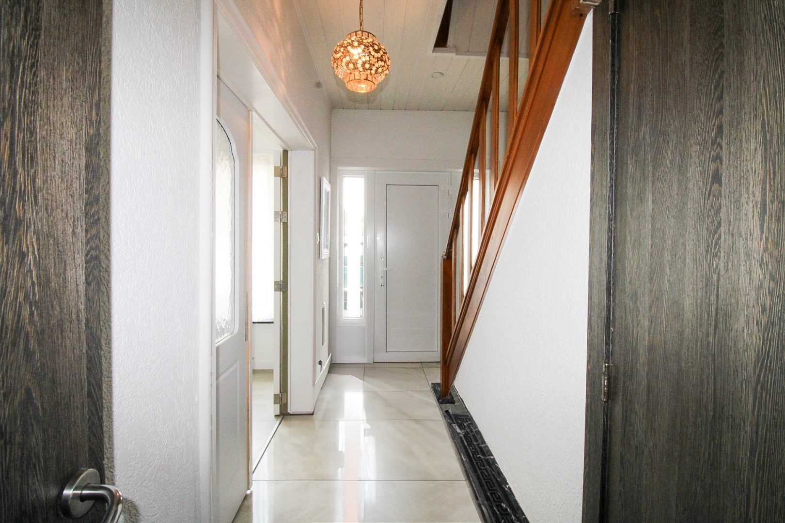 Verrassend ruime gezinswoning met energielabel B, vier slaapkamers en een uitgestrekte diepe tuin te koop in Sint-Niklaas! foto 3