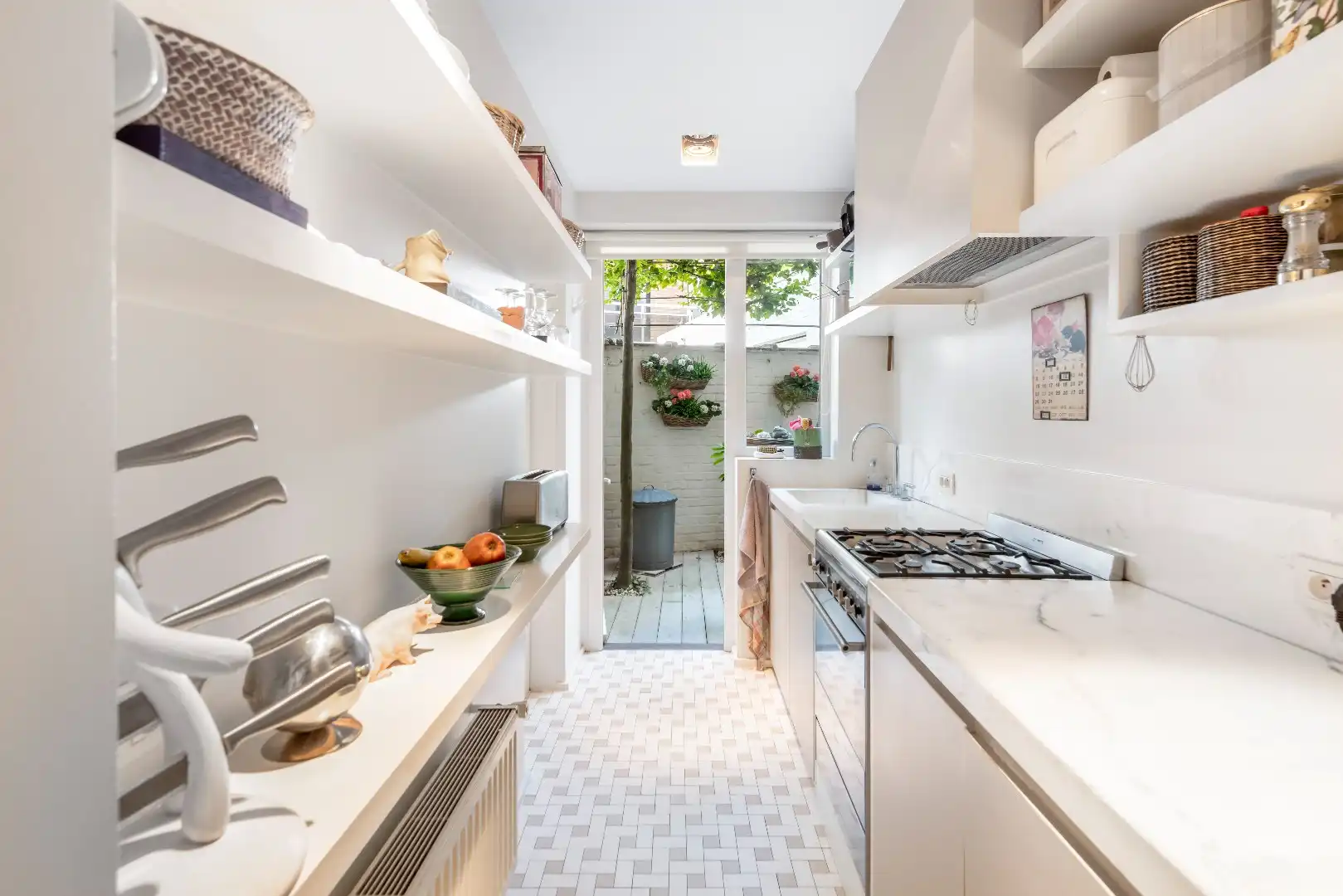 Totaal vernieuwd app. met ruim terras, zeer rustig gelegen vlakbij de Zoutelaan. foto 4