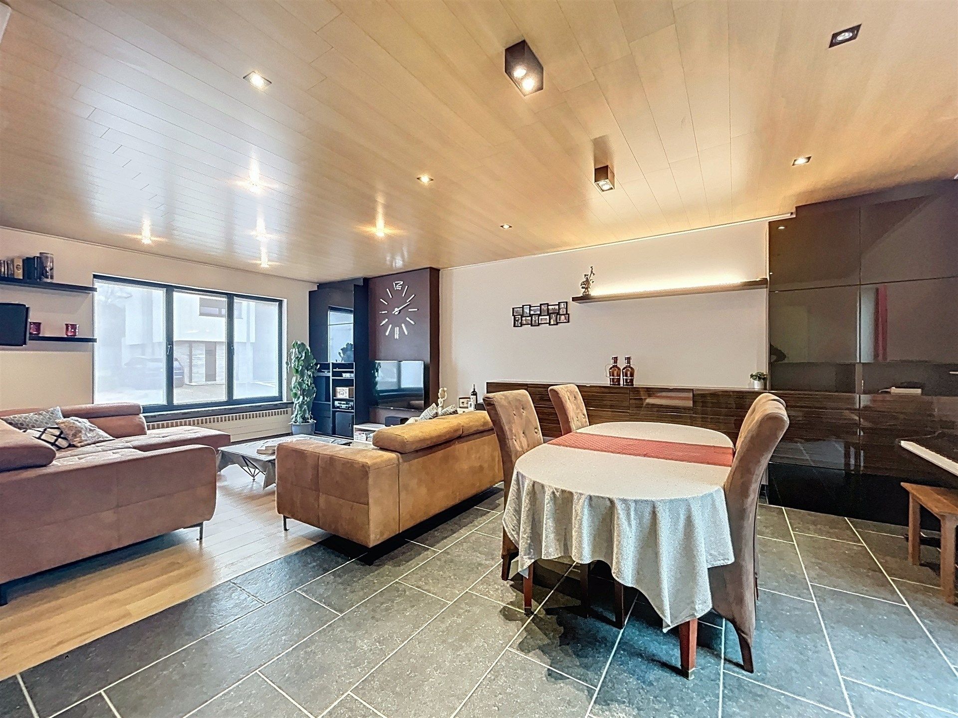 Energiezuinige gezinswoning met 3 slaapkamers en garage. foto {{pictureIndex}}