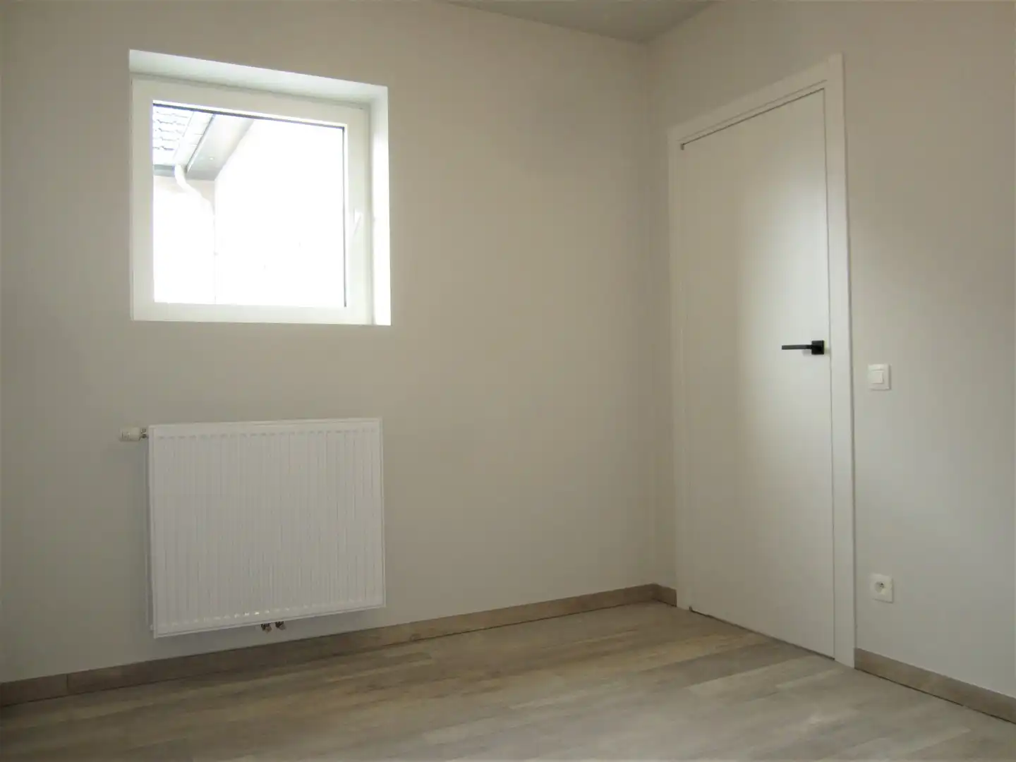 Prachtig nieuwbouw gelijkvloers appartement van 120m² met zuidgericht terras v 54m², tuin, 6 zonnepanelen en twee staanplaatsen. Toegankelijk met rolstoel. Aanrader! foto 16