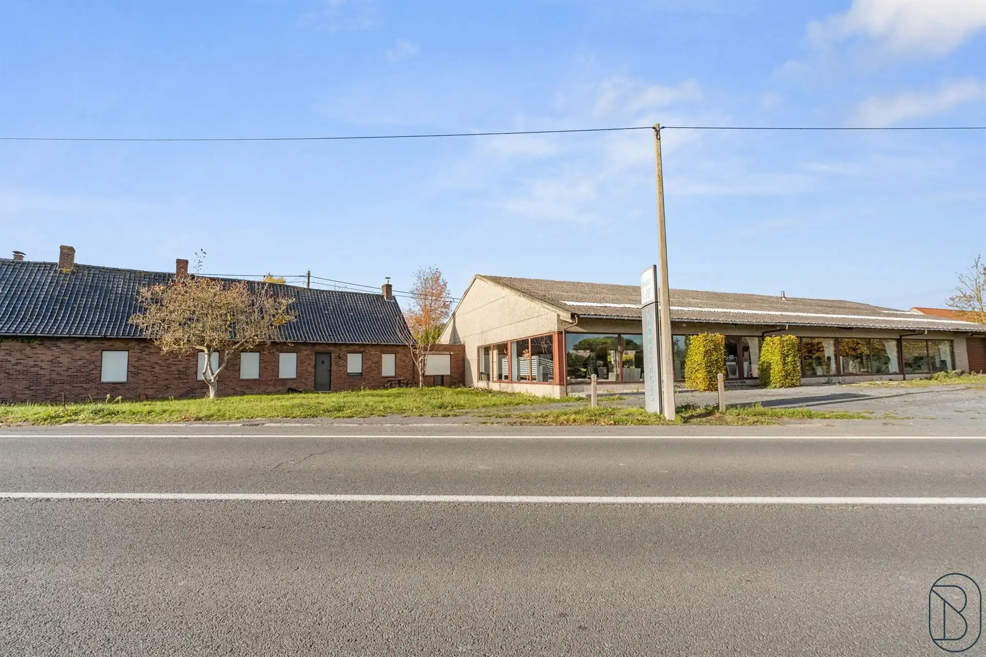 Commercieel gebouw van 750 m² met woning en parking. foto 2
