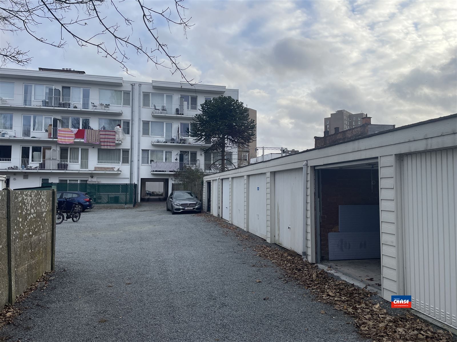 Garage box met nieuwe poort foto 2