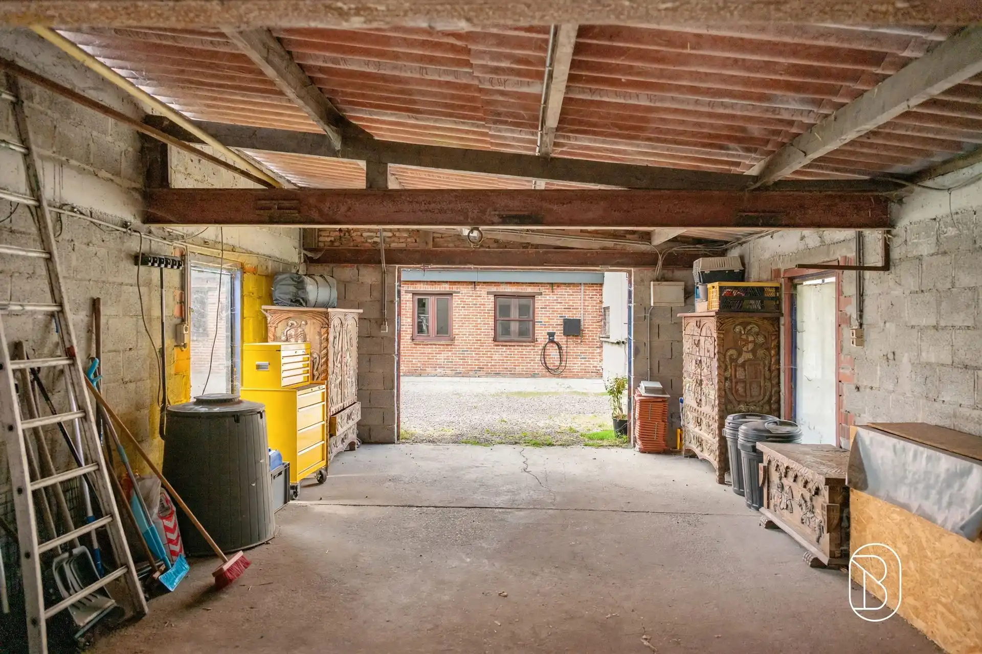 Ruime woning met 5 slpk, garage en bijgebouw op 2.279 m² foto 18