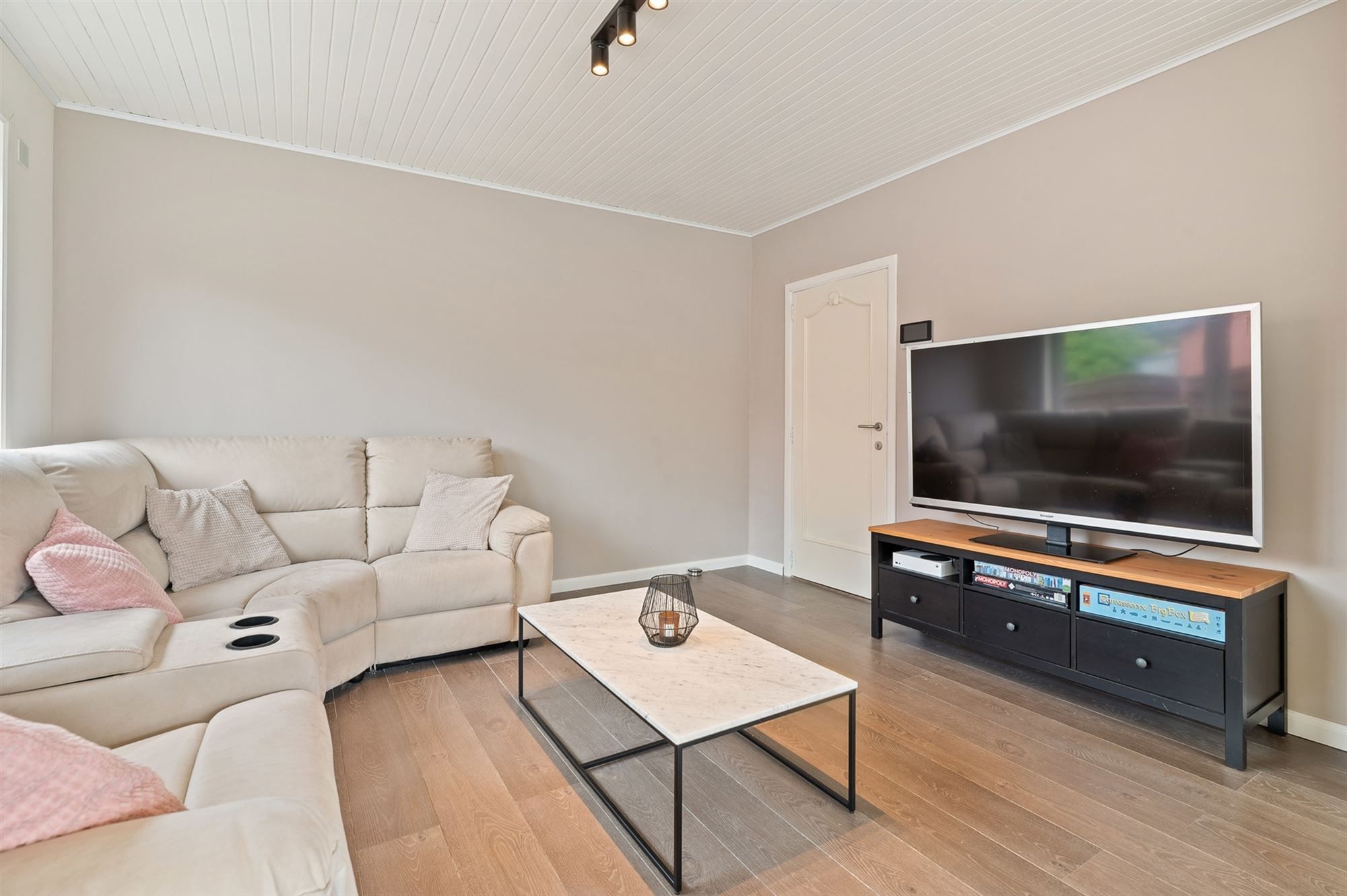 ZEER RUIME EN RECENT GERENOVEERDE WONING OP EEN PERCEEL VAN 2367m² UITGERUST MET EEN VERGUNDE PAARDENSTAL EN ACHTERLIGGENDE WEIDE foto 6