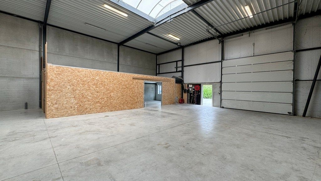 Magazijn met kantoor te huur nabij E313 in Ranst foto 5