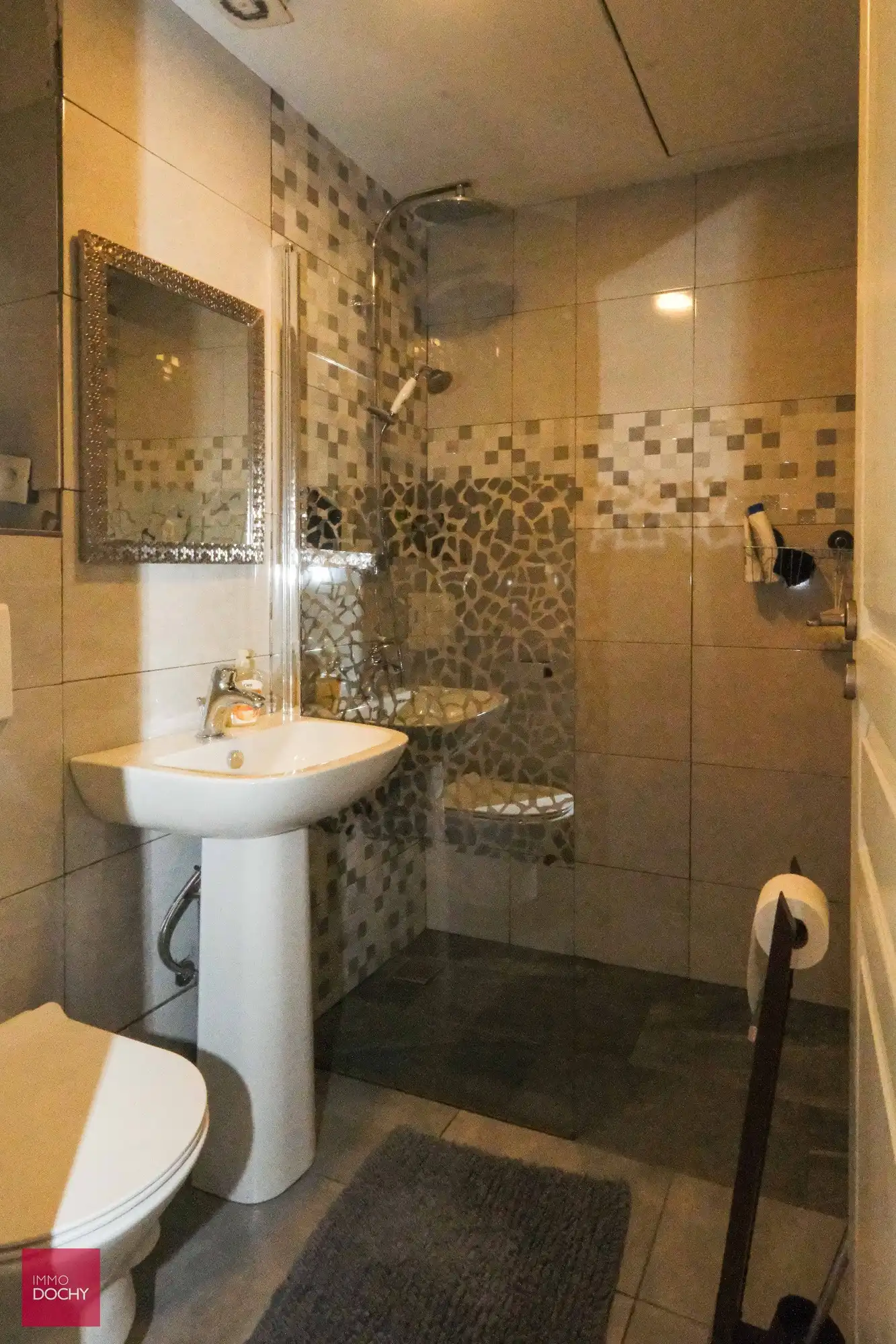 Vernieuwde stadswoning met lift aan Groeningepark foto 17