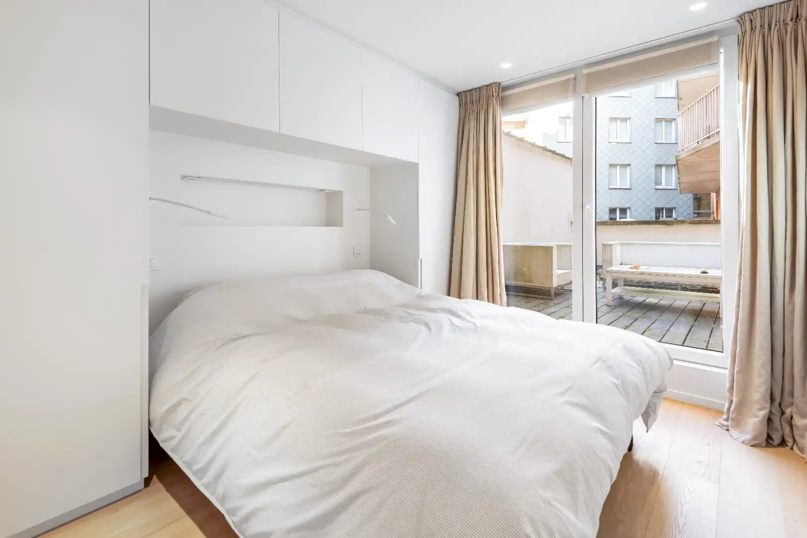 Zeer mooi vernieuwd 3-slaapkamer appartement met open zicht centraal gelegen op de Kustlaan in het Zoute. foto 11