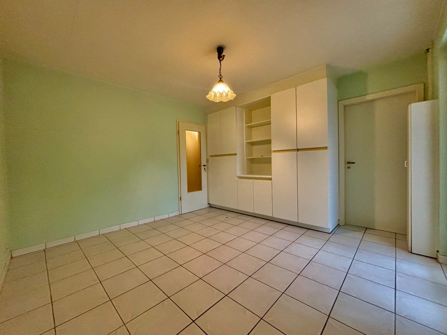Ruim duplex appartement met garage en tuin, centrum Ieper. foto 17
