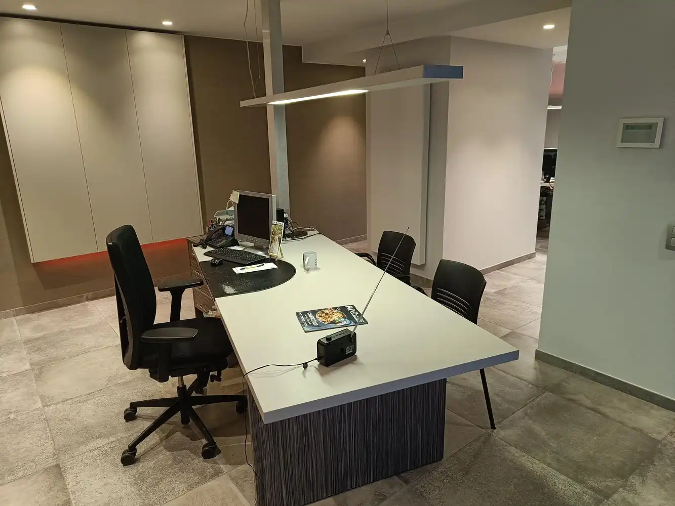 Genk, Winterslagstraat 89/1: Instapklare, bemeubelde bureelruimte incl. parking vlakbij het centrum. foto 3