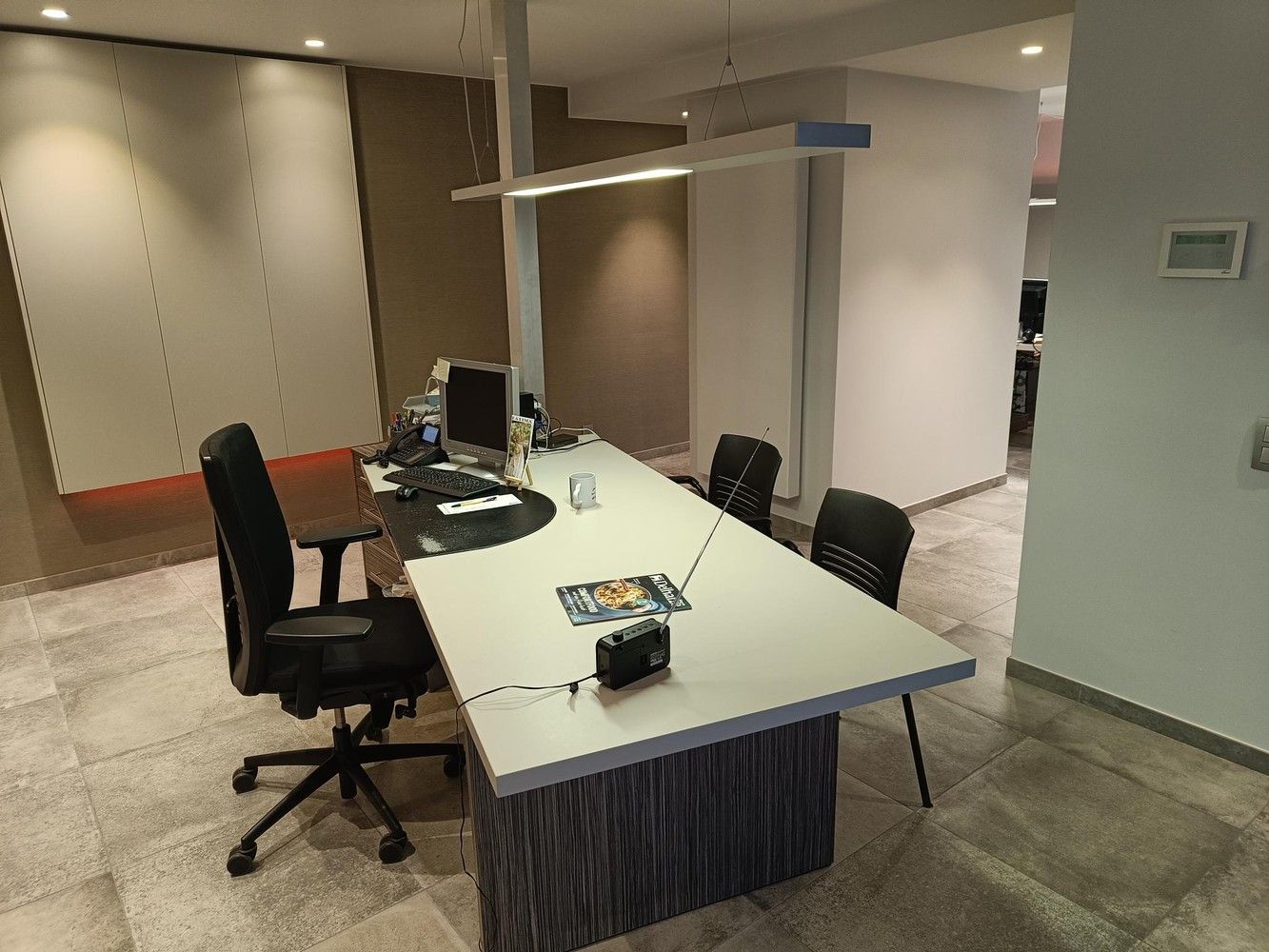 Genk, Winterslagstraat 89/1: Instapklare, bemeubelde bureelruimte incl. parking vlakbij het centrum. foto 3