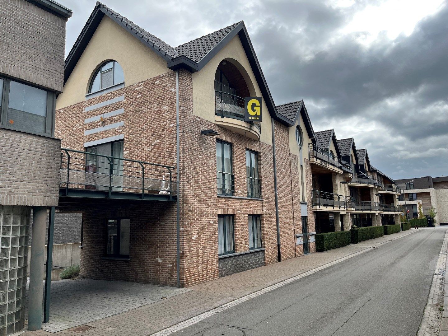 Aangenaam en luchtig appartement met 1 slaapkamer, terras & autostandplaats in ondergrondse garage in hartje Hoeselt foto {{pictureIndex}}