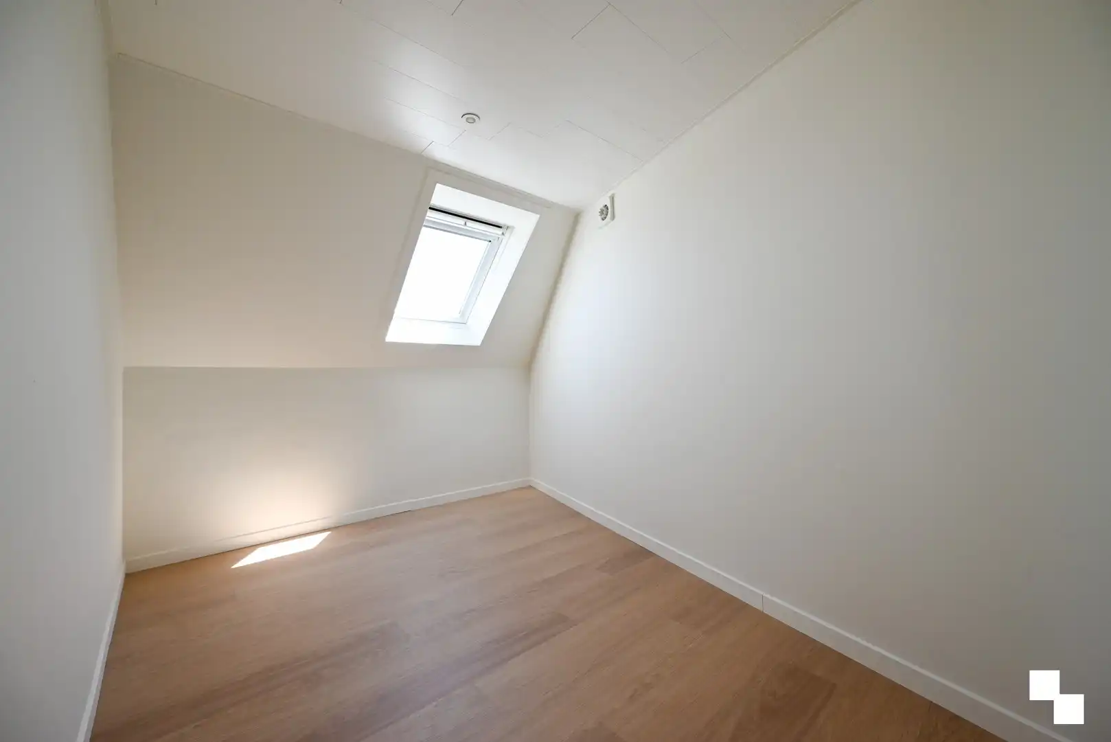 Stijlvol en energiezuinig gerenoveerd duplexappartement in kleinschalige residentie te Emelgem, Izegem foto 18