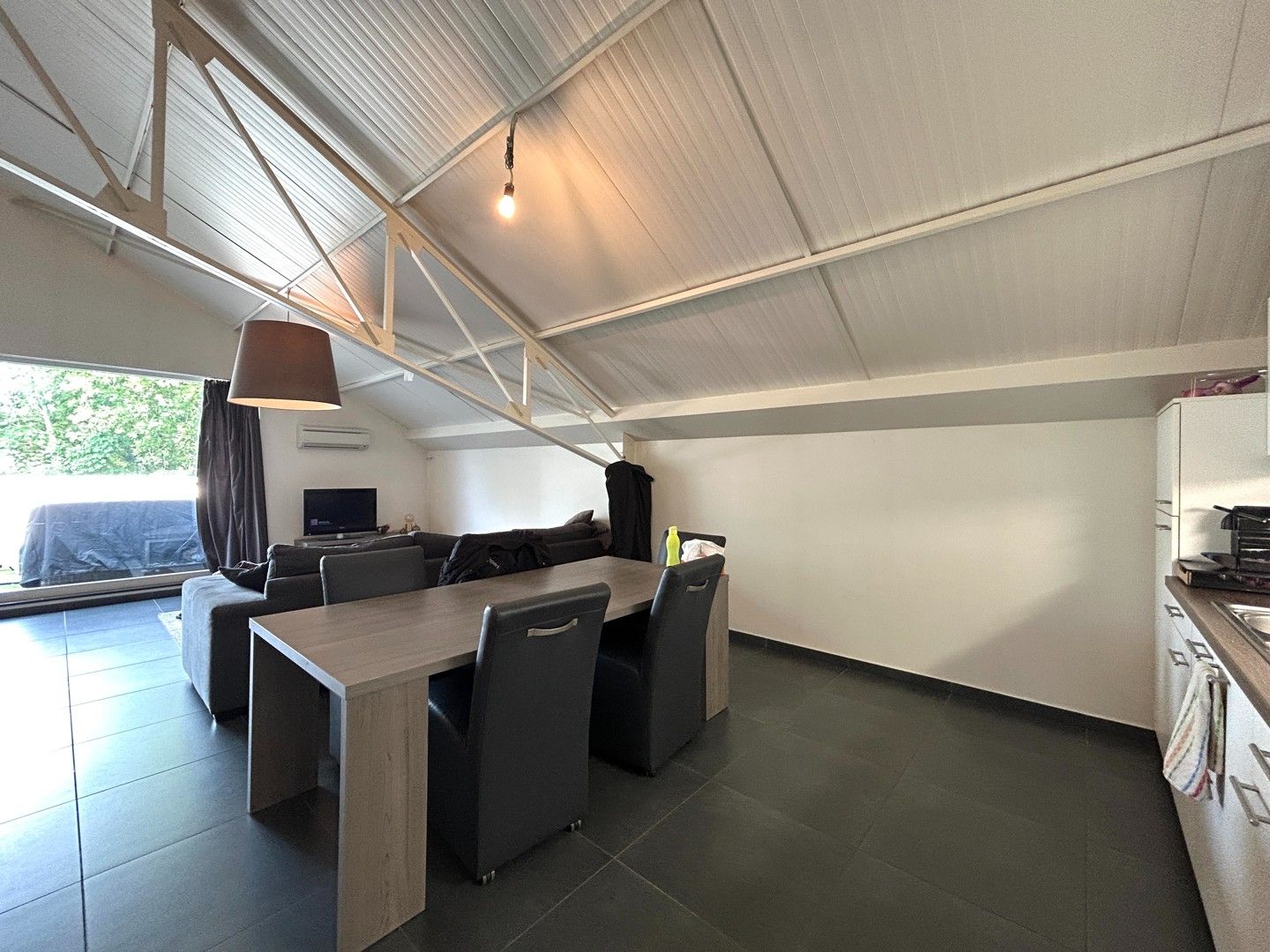 Instapklaar appartement nabij centrum Oostrozebeke! foto 4