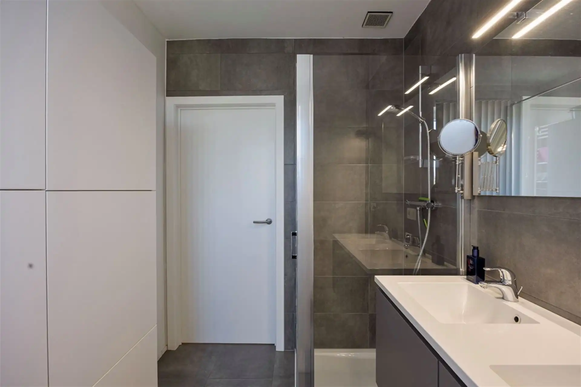 Lichtrijk nieuw 2-slaapkamer appartement met kelder  foto 14