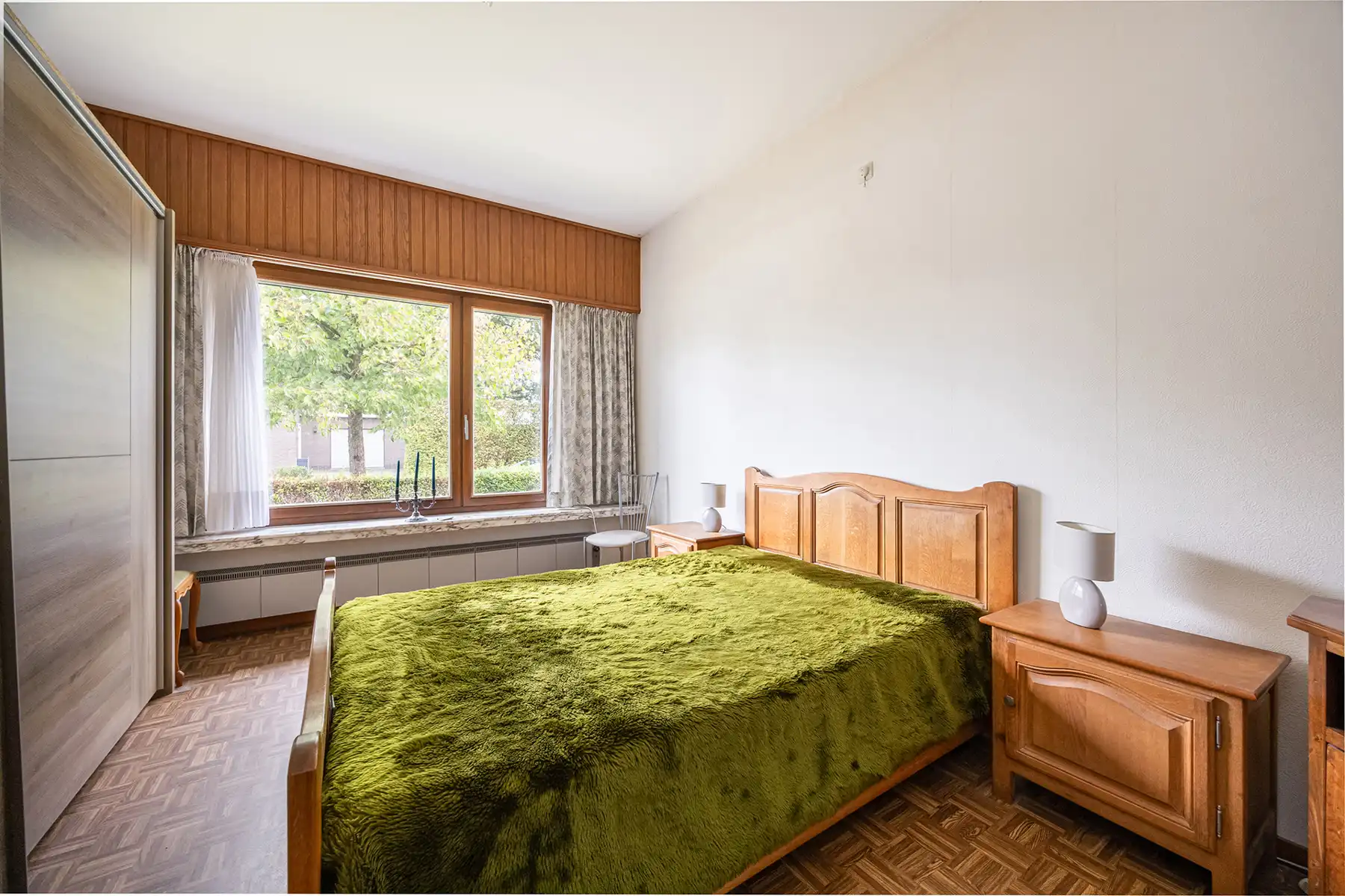 Landhuis met private tuin, vier slaapkamers en twee garages foto 8