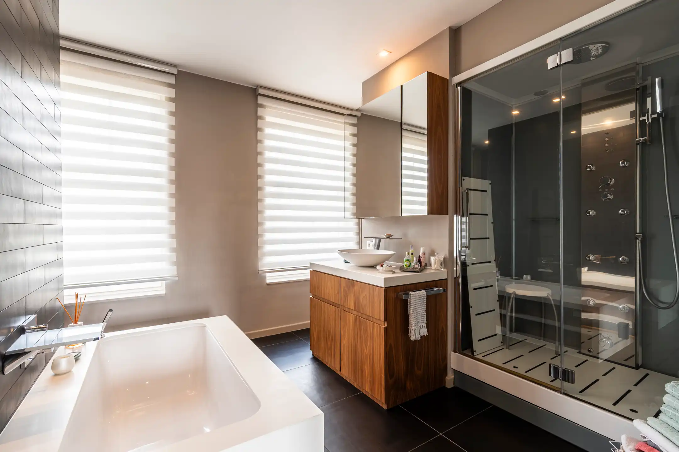 Verrassend ruime woning op toplocatie met binnenzwembad foto 15