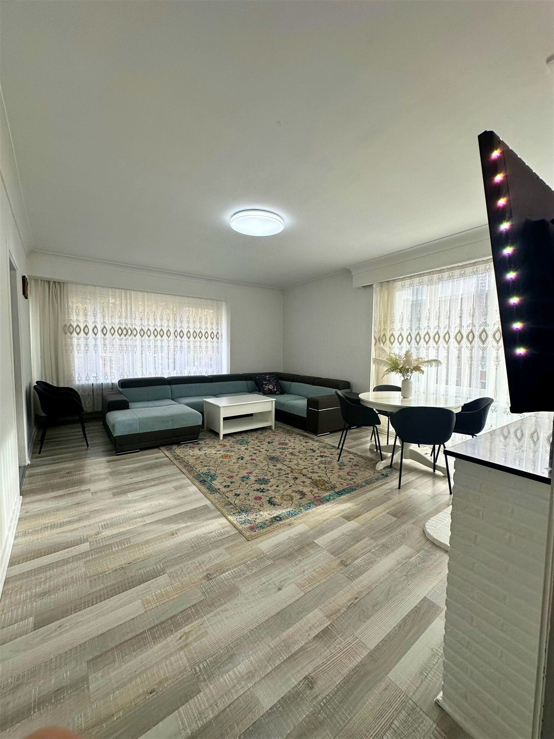 Te koop appartement met 2 slaapkamers te Berchem  foto {{pictureIndex}}