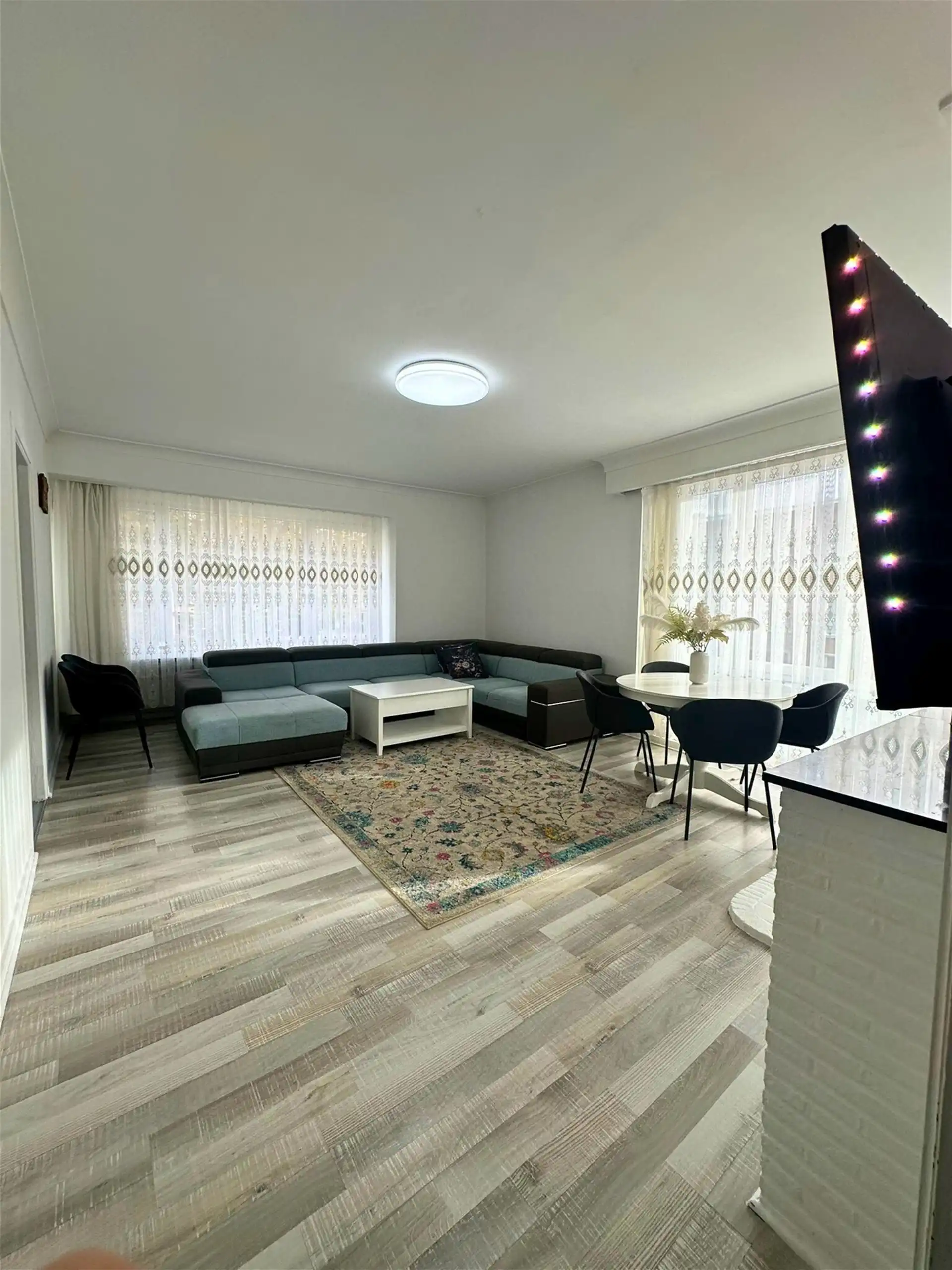 Te koop appartement met 2 slaapkamers te Berchem  foto {{pictureIndex}}