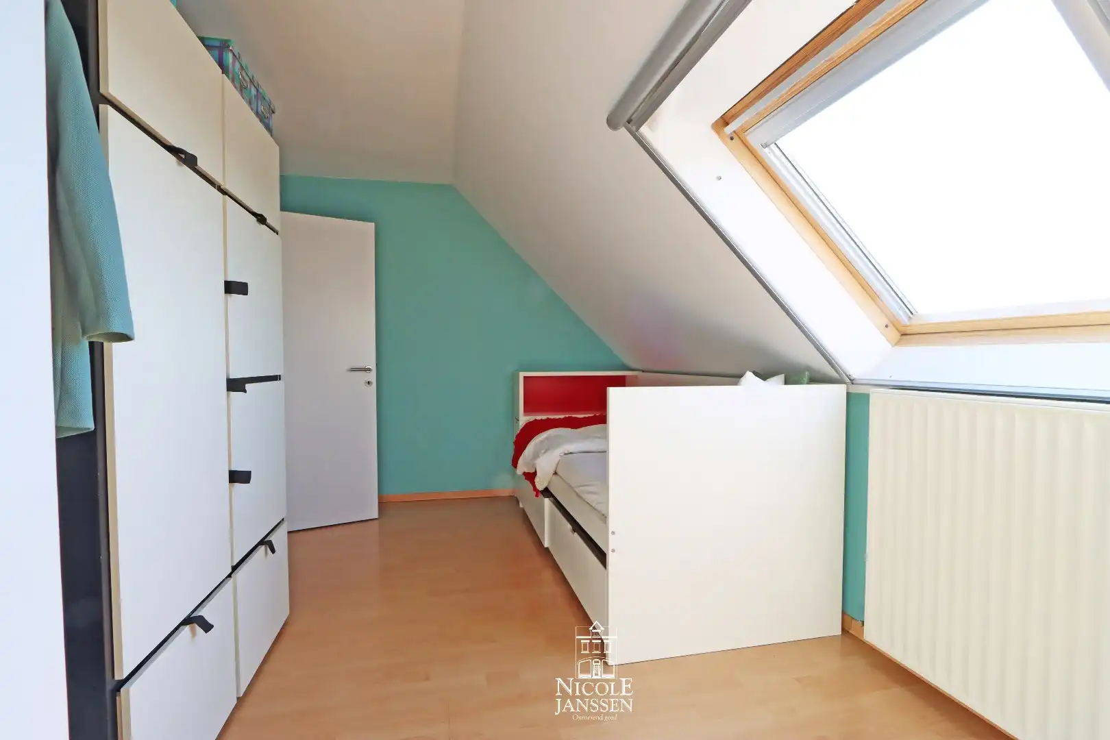 Verzorgd, instapklaar duplex-appartement met twee ruime slaapkamers en garagebox foto 12