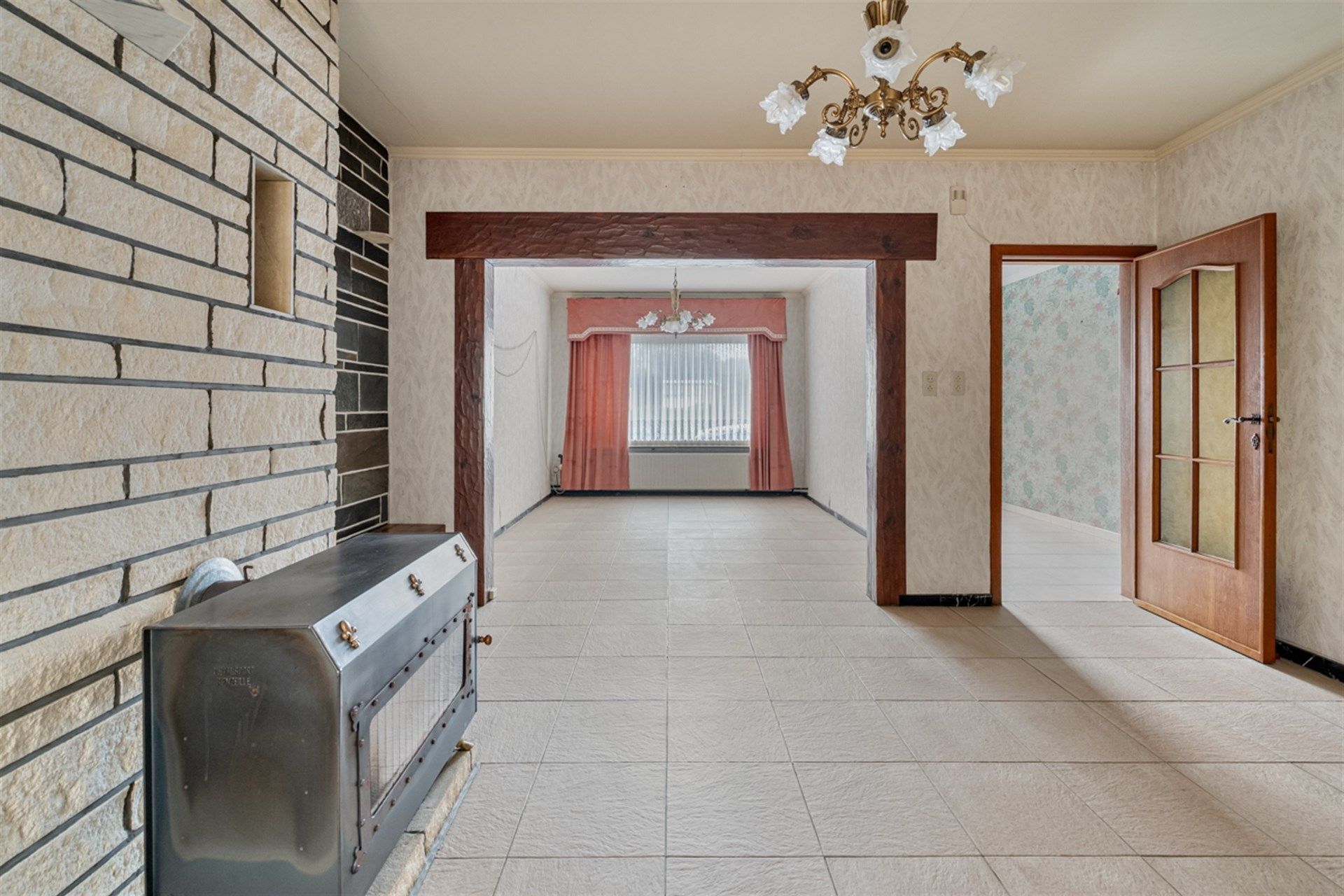 Goed onderhouden gezinswoning met 4 mogelijke slaapkamers op een perceel van 921m² foto 4