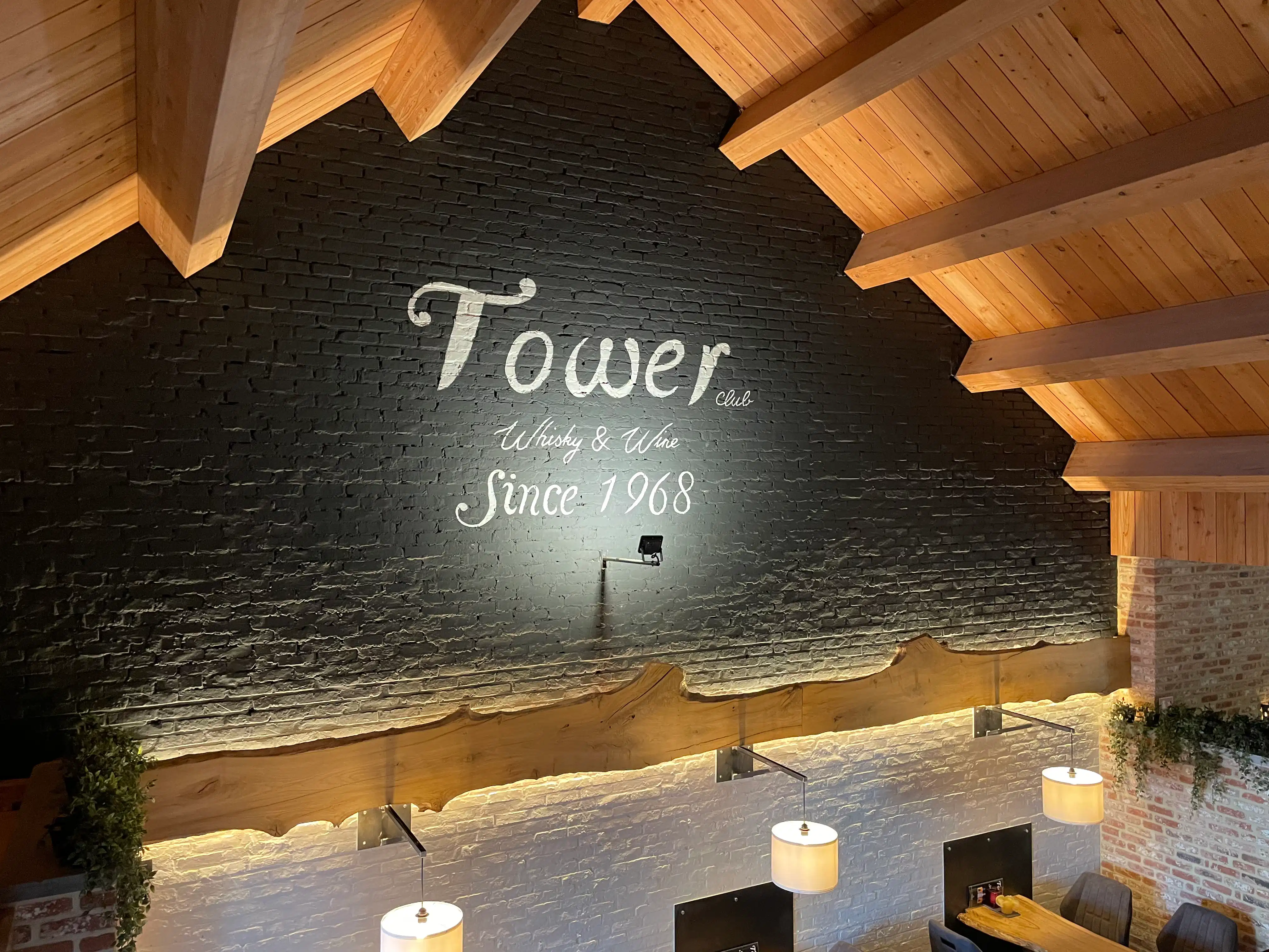 Unieke whisky en wijnbar foto 7