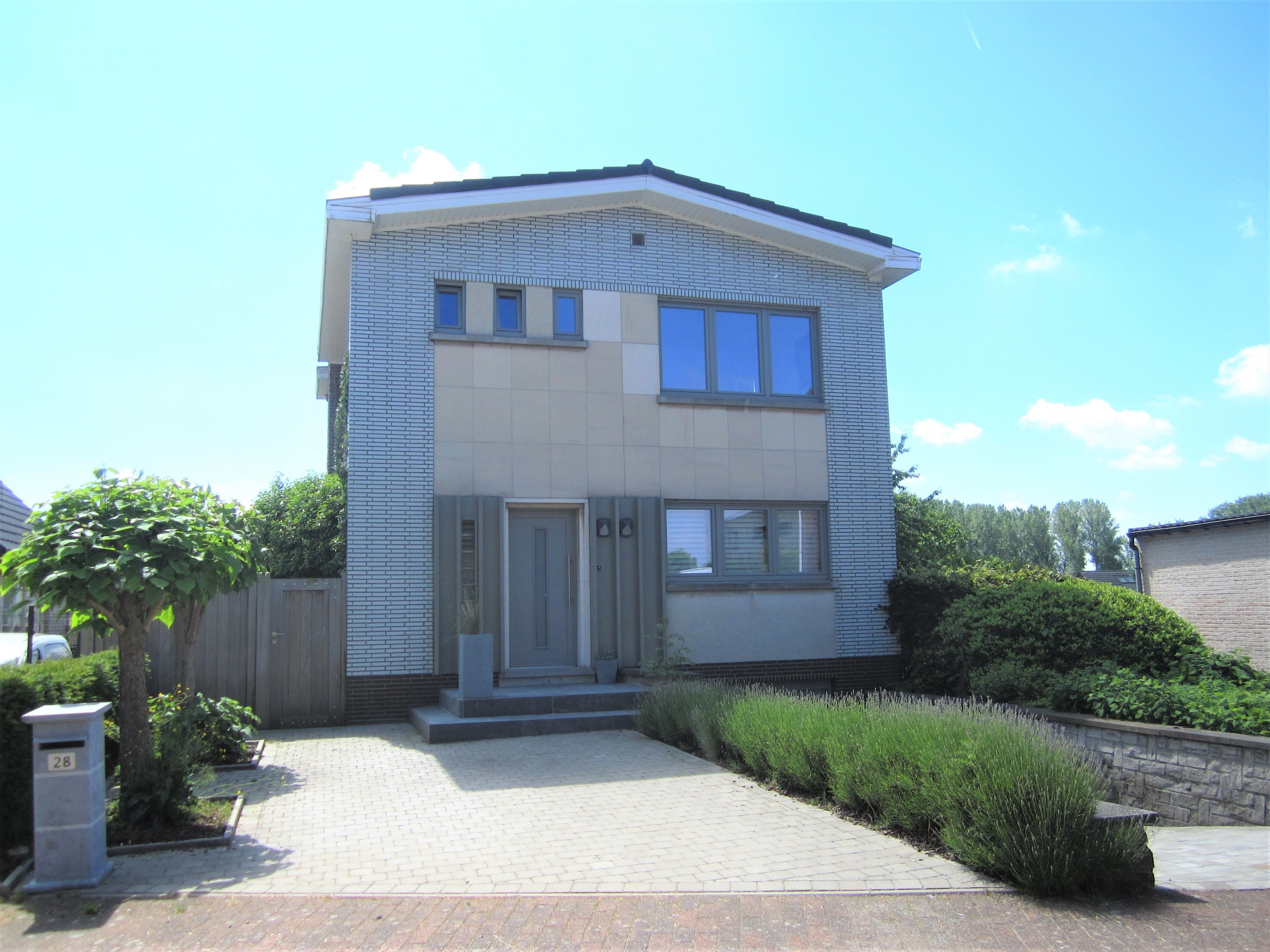 Charmante open bebouwing op 559m² met mooie aangelegde tuin.  foto {{pictureIndex}}