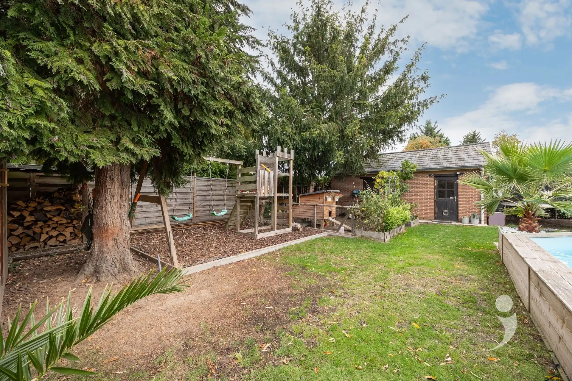 Gerenoveerde bungalow met zwembad in een rustige woonwijk foto 29