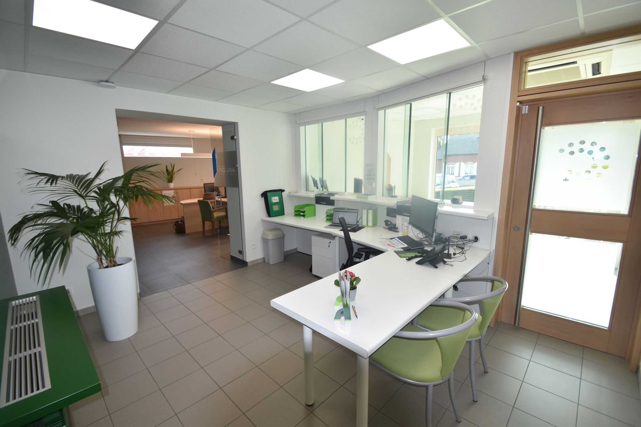 Instapklare villa/bungalow met aansluitend een kantoorruimte/handelsgelijkvloers op ruim perceel van +/- 30 are. Meerdere parkeerplaatsen foto 36