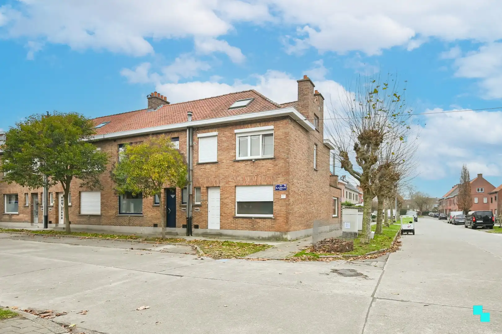 Halfopen bebouwing met garage nabij centrum Izegem foto 32