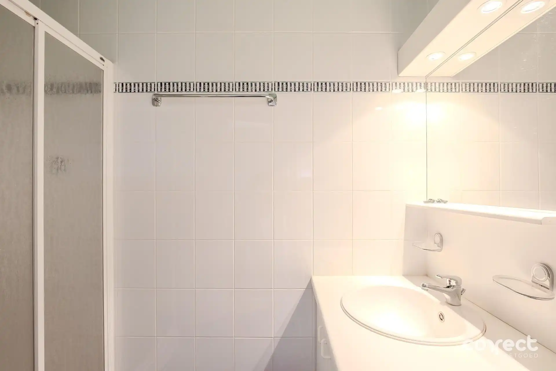 Instapklaar appartement met slaapkamer en open zicht op zee

. foto 6