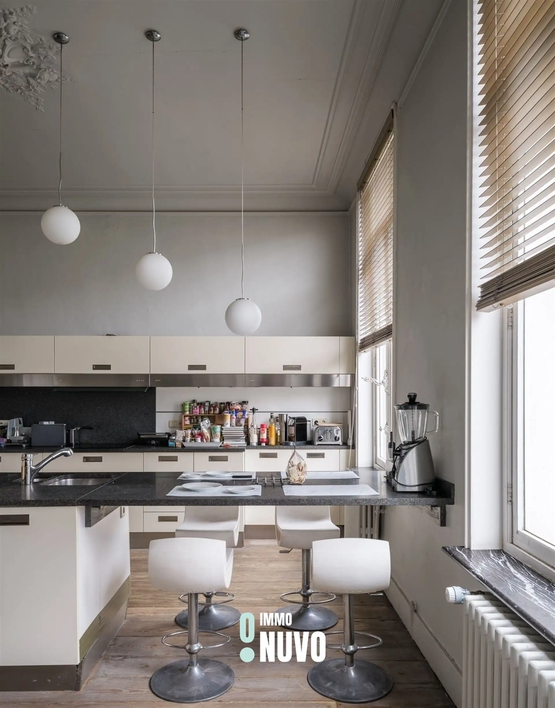 Exclusief herenhuis met handelspand op toplocatie te Aalst. foto 9