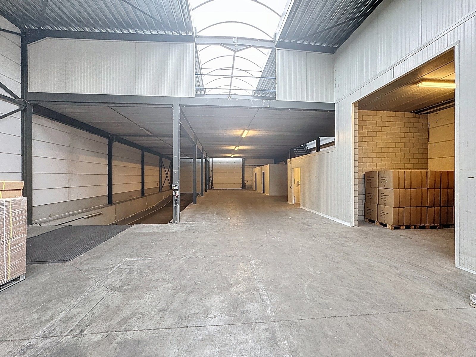 Instapklaar LOGISTIEK MAGAZIJN met laadkade en tussenverdieping te huur op industriezone te Beernem. foto 6