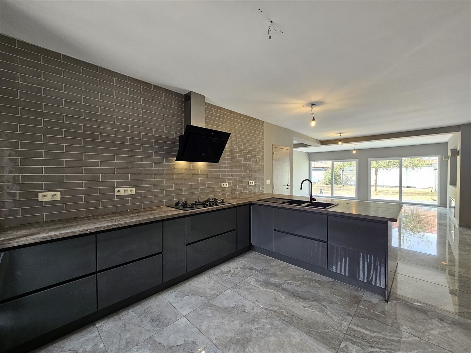 Modern ingerichte woning met optioneel aangrenzende bouwgrond. foto 4