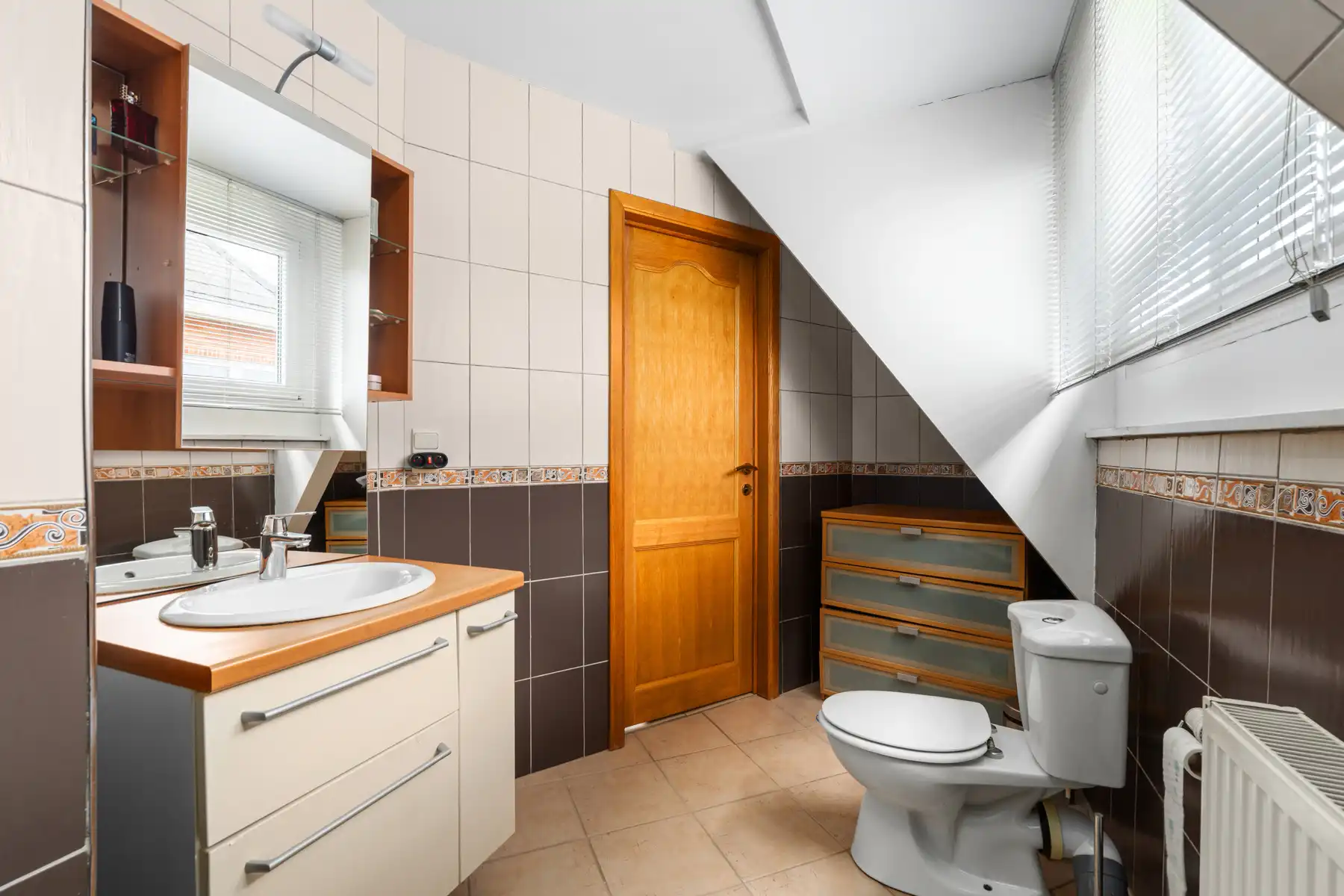 Gezinswoning met 2 slaapkamers, zolder, grote tuin en garage foto 21