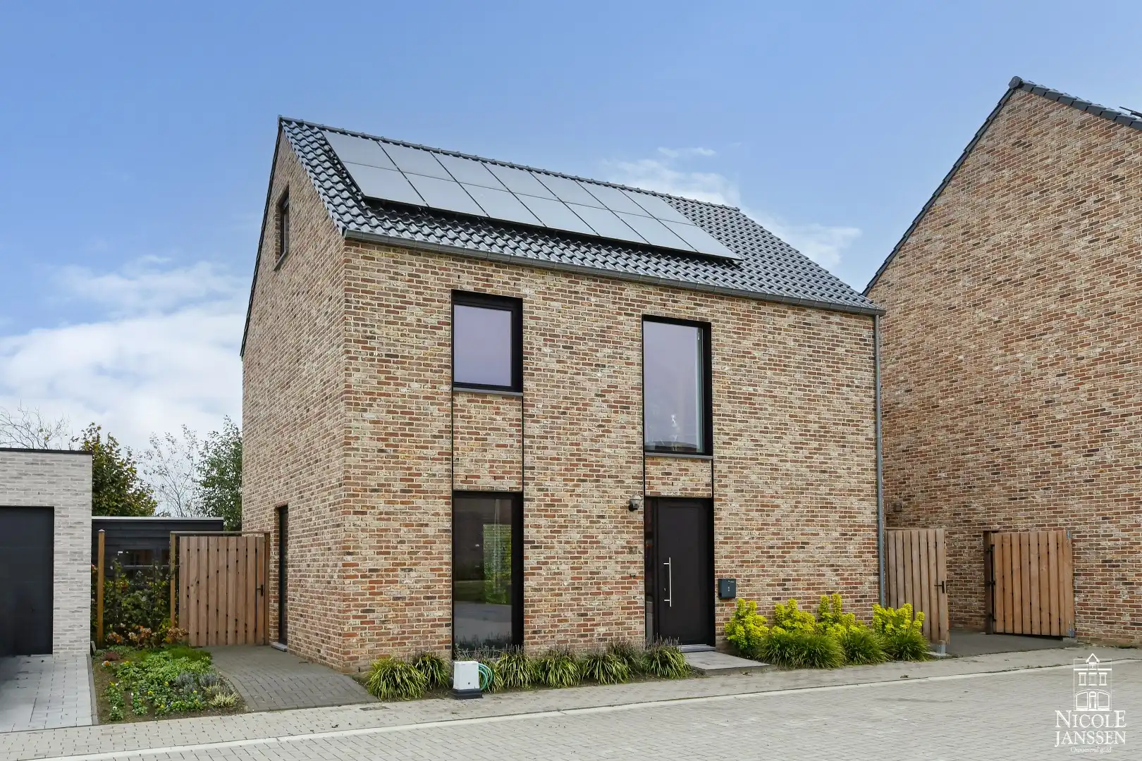 Ruime nieuwbouwwoning met drie slaapkamers op een rustige locatie  foto {{pictureIndex}}