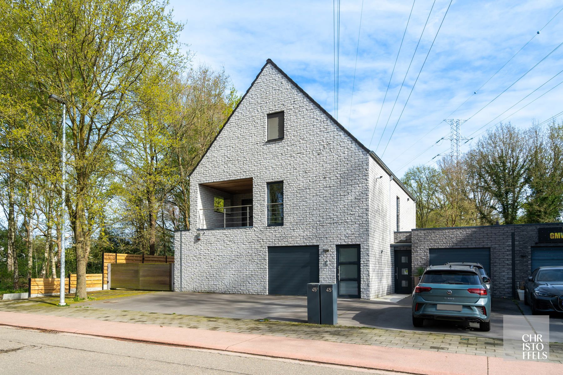 Ruim en energiezuinig 3-slaapkamerappartement (199m²) met terras in Genk! foto 4