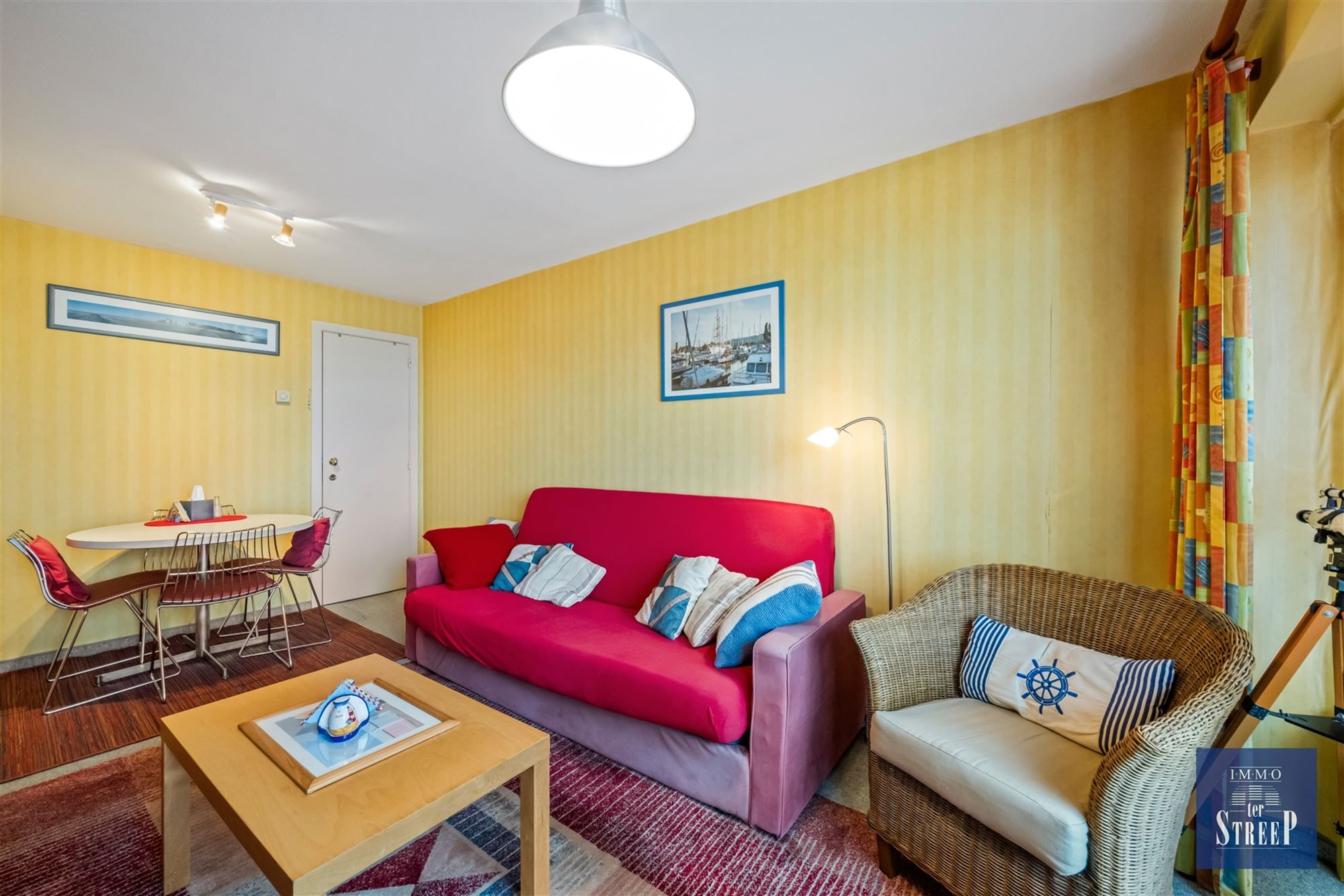 Gemeubelde studio met zeezicht foto 6