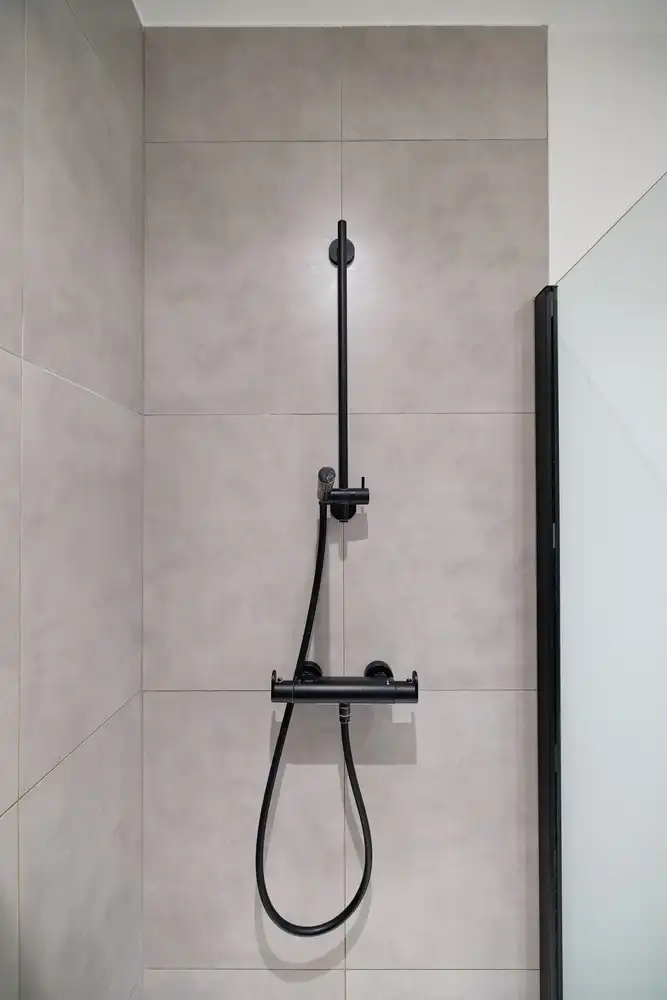 Recent en lichtrijk 2-slaapkamerappartement met garage foto 19