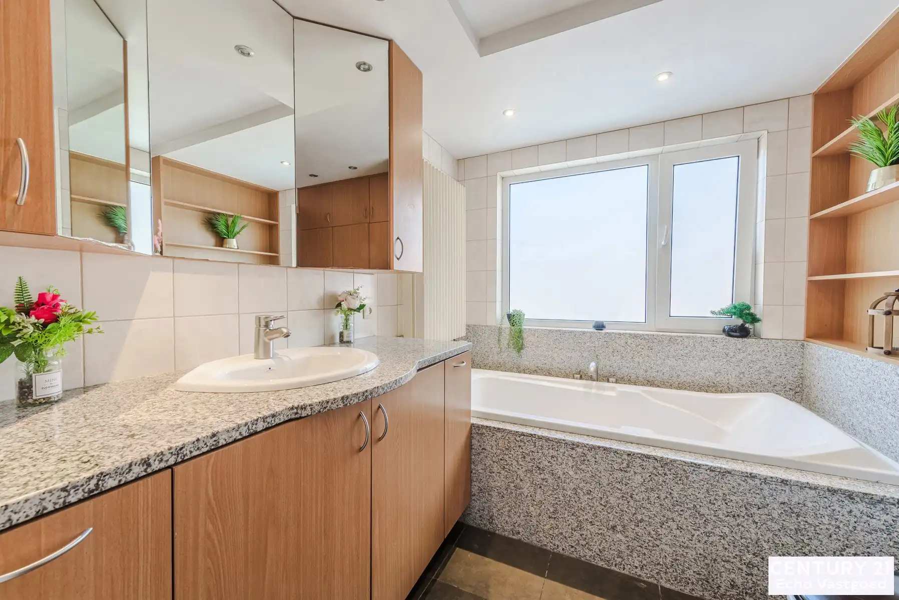 Ruime, gerenoveerde woning met 4 slpk en stadstuin foto 44