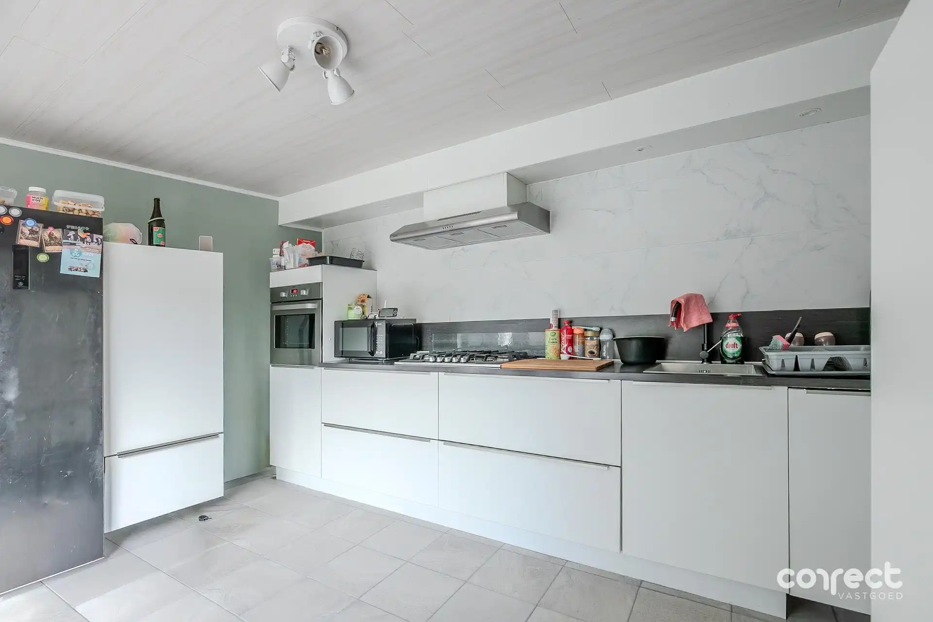 Gerenoveerde ( 2026 ) halfopen bebouwing met ruime tuin, garage en 3 slaapkamers. foto 4